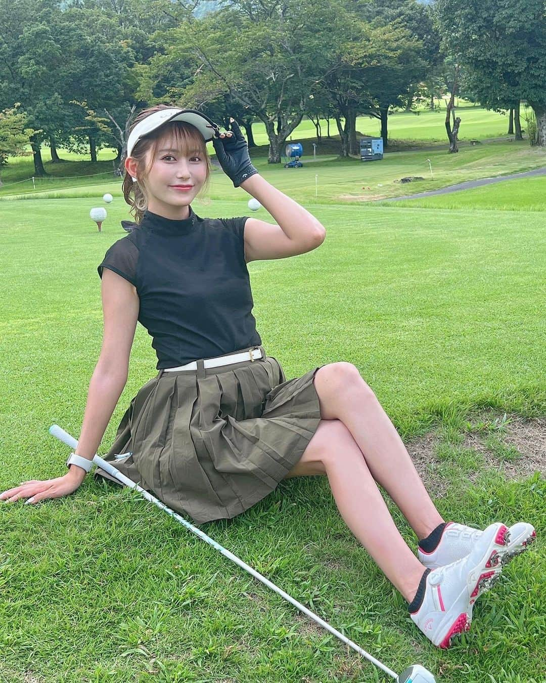 後藤佑紀のインスタグラム：「一昨日のゴルフ🏌️‍♀️ @taylormade_golf_japan ちゃんのクラブデビュー戦⛳️前よりは打てるようになったけど アプローチとパターがまだまだです🫠練習がんばる🫠  ウェアもサンバイザーも @mutaracing_wear だよ🫶  スカートの形がかわいくて特にお気に入りなの🥹🫶 (3枚目に動画あるよ)   #muta #mutaracing #mutamarine  #mutamarinegolf  #ゴルフ #ゴルフウェア #ゴルフ女子  #ゴルフコーデ  #ゴルフ初心者  #伸び代ゴルフ #レースクイーン #mutaracingfairies」