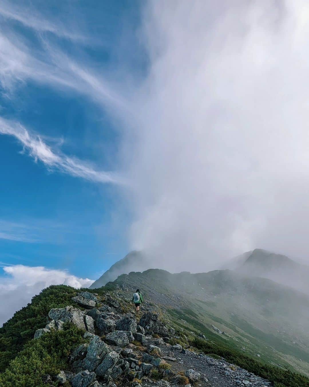 福田洋昭さんのインスタグラム写真 - (福田洋昭Instagram)「8月11日山の日だったので今月の #TeamPixel テーマはハイキングにしました。日本二高い山、北岳。始まりから山の頂上までDay1 #Pixelで撮影 したアルバムです! 🏞️⛰️ #GooglePixel #北岳 #PR  後ほどストーリーにハイキングのルート乗せるので是非みてね。  Climbed the 2nd highest peak in Japan to commemorate Mountain Day this month! Here's day 1 photos taken w/ my Pixel from start to the top of the mountain of #Kitadake」8月30日 21時29分 - hirozzzz