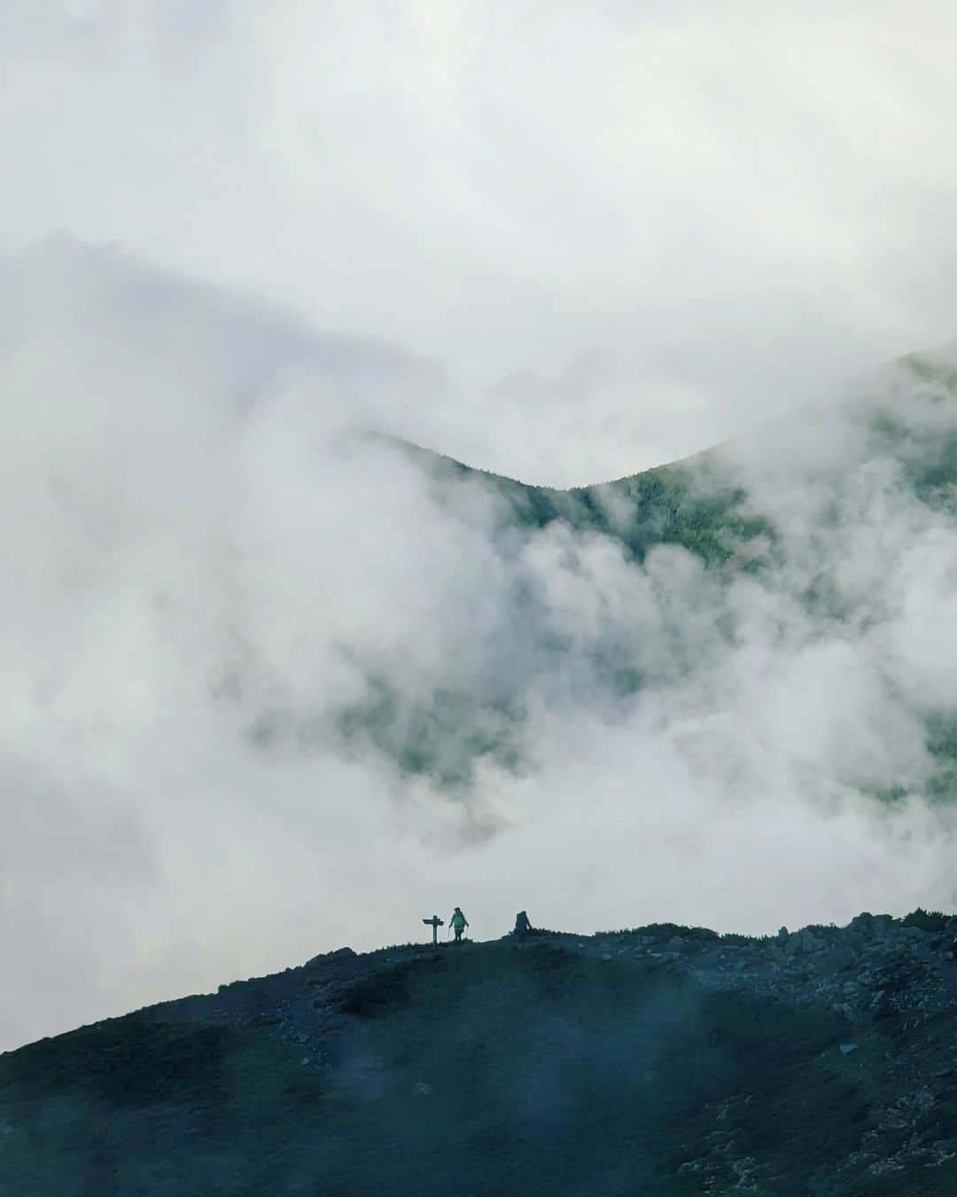 福田洋昭さんのインスタグラム写真 - (福田洋昭Instagram)「8月11日山の日だったので今月の #TeamPixel テーマはハイキングにしました。日本二高い山、北岳。始まりから山の頂上までDay1 #Pixelで撮影 したアルバムです! 🏞️⛰️ #GooglePixel #北岳 #PR  後ほどストーリーにハイキングのルート乗せるので是非みてね。  Climbed the 2nd highest peak in Japan to commemorate Mountain Day this month! Here's day 1 photos taken w/ my Pixel from start to the top of the mountain of #Kitadake」8月30日 21時29分 - hirozzzz