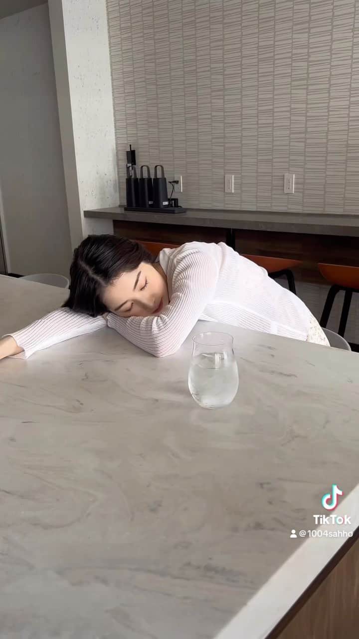 岩立沙穂のインスタグラム：「またまたグラビアプレスのオフショット🤍  撮影したのが6月だったから もう夏終わりそうな今にびっくりしてる🫢  . . #グラビアプレス #オフショット #夏休み #シタディーンハーバーフロント横浜」