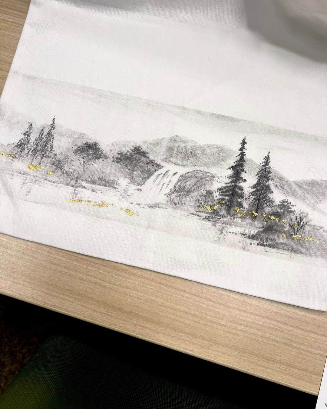 のインスタグラム：「水墨画で描いてみました🌳✨ オークションは今日から来週9/5(火)まで💫  https://page.auctions.yahoo.co.jp/jp/auction/g1104459280  ぜひ😊🤍」
