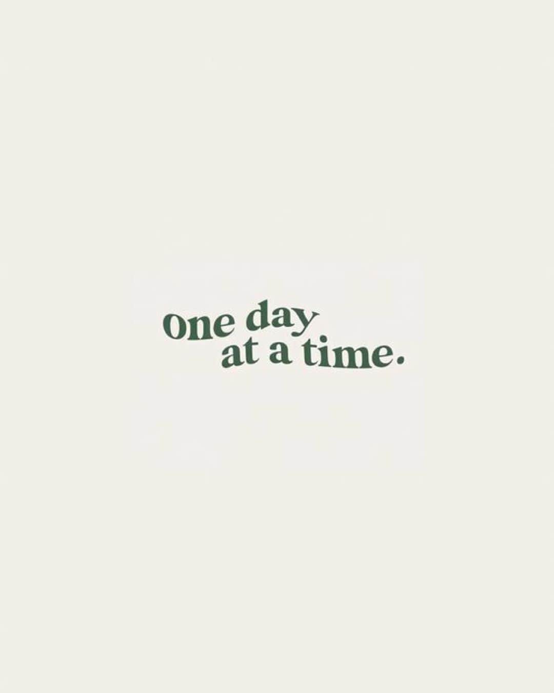 ジュリアン・ハフさんのインスタグラム写真 - (ジュリアン・ハフInstagram)「Taking it day by day ☀️」8月31日 2時55分 - juleshough