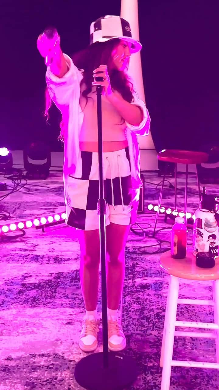 のインスタグラム：「counting down the days till i see you all」