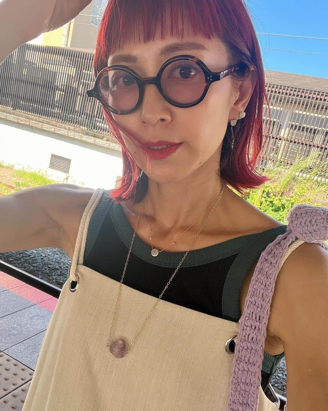 のインスタグラム：「ネックレスが好評なようで 嬉しいです❤️‍🔥  沢山重ね付けして欲しい🫶🏼  穴が2個あいてる人限定になっちゃうけど、、ピアスも写真の様につけても可愛い♡  (発送も順にしております🙏🏼お待たせしてしまい申し訳ございません🙏🏼)  #ファッション #海のある生活 #海のある暮らし #インテリア #男の子ママ #女の子ママ #ミッドセンチュリー #カラフルインテリア #ヴィンテージ家具 #ヴィンテージマンション #海の見える家 #ジュエリー #アクセサリー」
