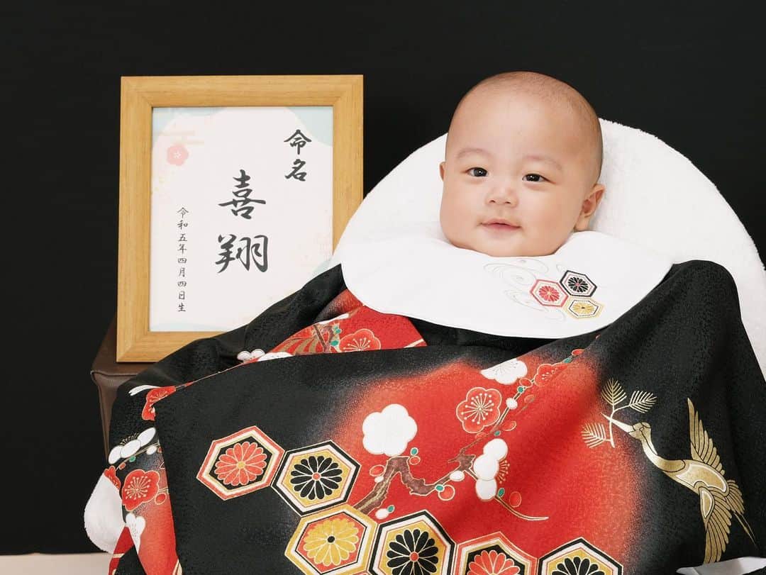 CHOCOのインスタグラム：「ぼんじゅ100日の写真🫣💕 完璧首座ってから撮ったから1ヶ月遅れの100日🫶🏻  #百日祝い #赤ちゃん#ベビスタグラム」