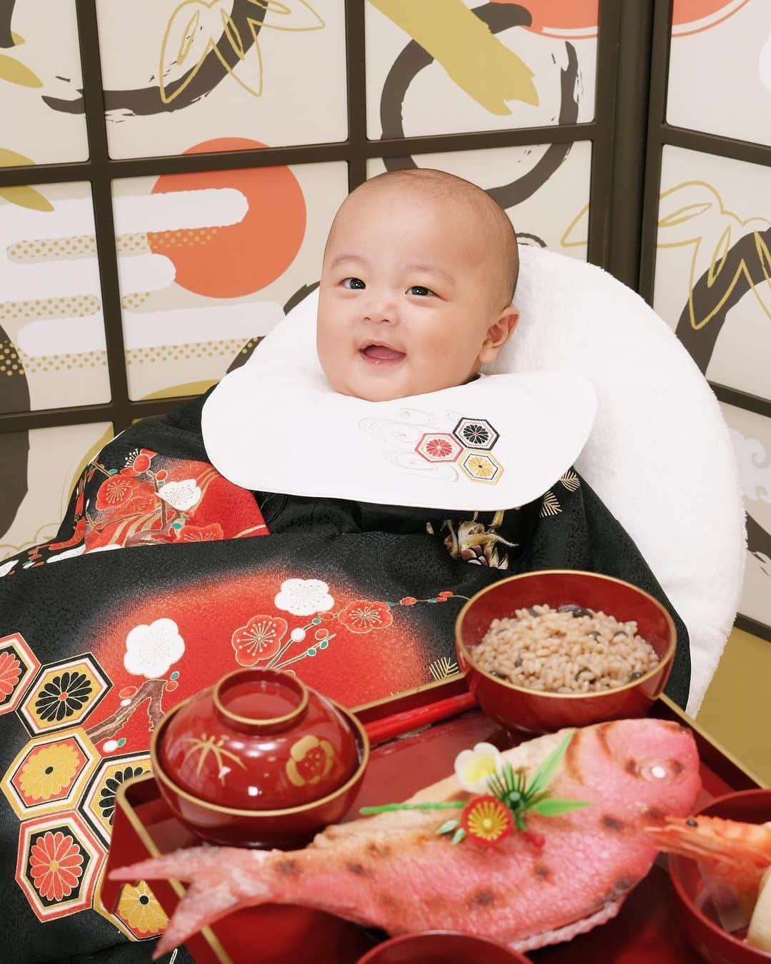 CHOCOさんのインスタグラム写真 - (CHOCOInstagram)「🫶🏻🫶🏻🫶🏻  #百日祝い #お食い始め #赤ちゃん #ベビスタグラム」8月30日 21時34分 - fka_4649