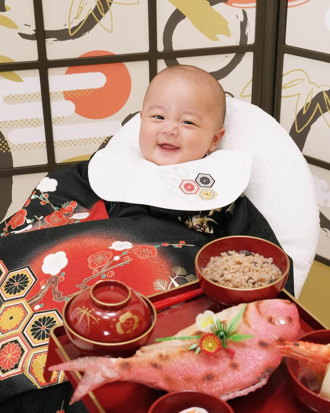 CHOCOさんのインスタグラム写真 - (CHOCOInstagram)「🫶🏻🫶🏻🫶🏻  #百日祝い #お食い始め #赤ちゃん #ベビスタグラム」8月30日 21時34分 - fka_4649