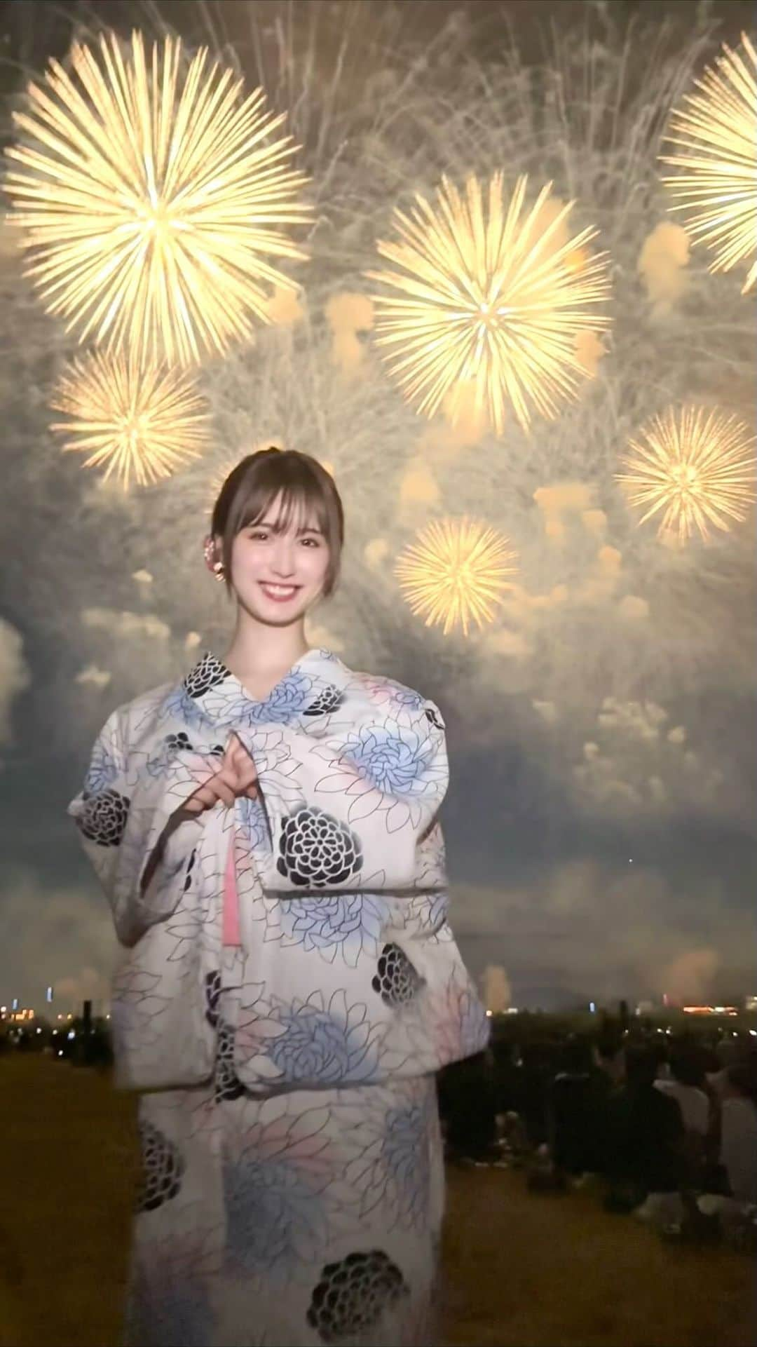 阿部菜渚美のインスタグラム：「🎆𝐻𝒜𝒩𝒜𝐵𝐼🎆  8月が終わってしまう前に夏の思い出を..･ﾟ 今年は昨年までなかなか出来なかった 夏らしいことを感じられた季節になった気がします🌻  詳しいお友達にベストポジションを!🙇‍♀️🎞️ 夏が終わってしまうのは寂しいですが 過ごしやすくなる季節も今から楽しみです☺︎🍂  花火はしだれ柳のゆっくり消えていく様子が キラキラとしていて好きです🎇✨  #花火 #花火大会 #花火大会2023 #しだれ柳 #夏の思い出 #浴衣 #浴衣ヘア  #浴衣コーデ #浴衣ヘアアレンジ #夏祭り」