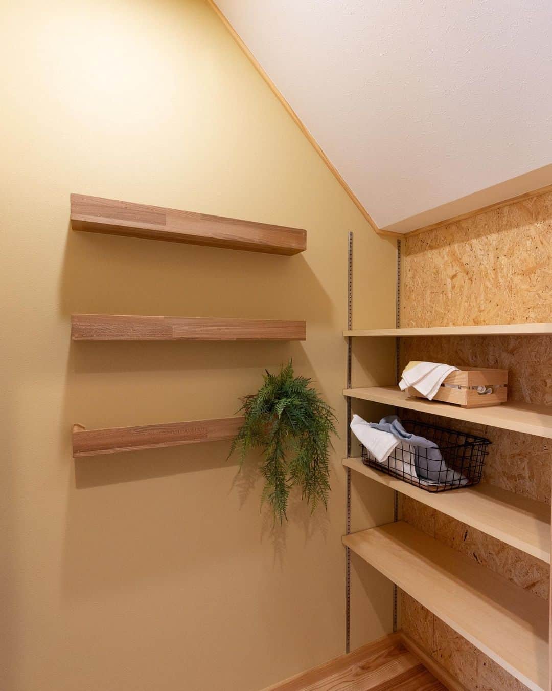 クボタ住建さんのインスタグラム写真 - (クボタ住建Instagram)「「木の家だからできること」  #クボタ住建  壁紙の一部にカラークロスを選んでアクセントに☆ 視覚的にもお部屋の印象を引き締めて広く見せてくれる効果もあります👀  とくに寝室やトイレ、パントリー、子ども部屋などの個室の空間におすすめです。落ち着きのあるブルーやグレーが人気👍  ＜クボタ住建施工＞  @kubota_jyuken  #壁紙 #アクセントクロス #寝室 #パントリー #トイレ #子ども部屋 #カラークロス  クボタ住建は優しく温かい自然素材の木の家をつくります HP & more photos→@kubota_jyuken 施工事例多数掲載しております。 ホームページへもぜひ↓ https://kubotajyuken.com/  ⭐︎スタッフブログ⭐︎ https://kubotajyuken.com/blog/  #クボタ住建 #神奈川の注文住宅 #大和市#湘南の家#suumo注文住宅 #自由設計 #木の家 #無垢の家 #自然素材の家 #和モダンな家 #暮らしをつくる #暮らしを楽しむ #丁寧な暮らし#構造現し  クボタ住建 棟梁の自宅、随時見学受付ます。 資料請求やお問い合わせも是非。 メッセージDMでもどうぞ」8月30日 21時36分 - kubota_jyuken