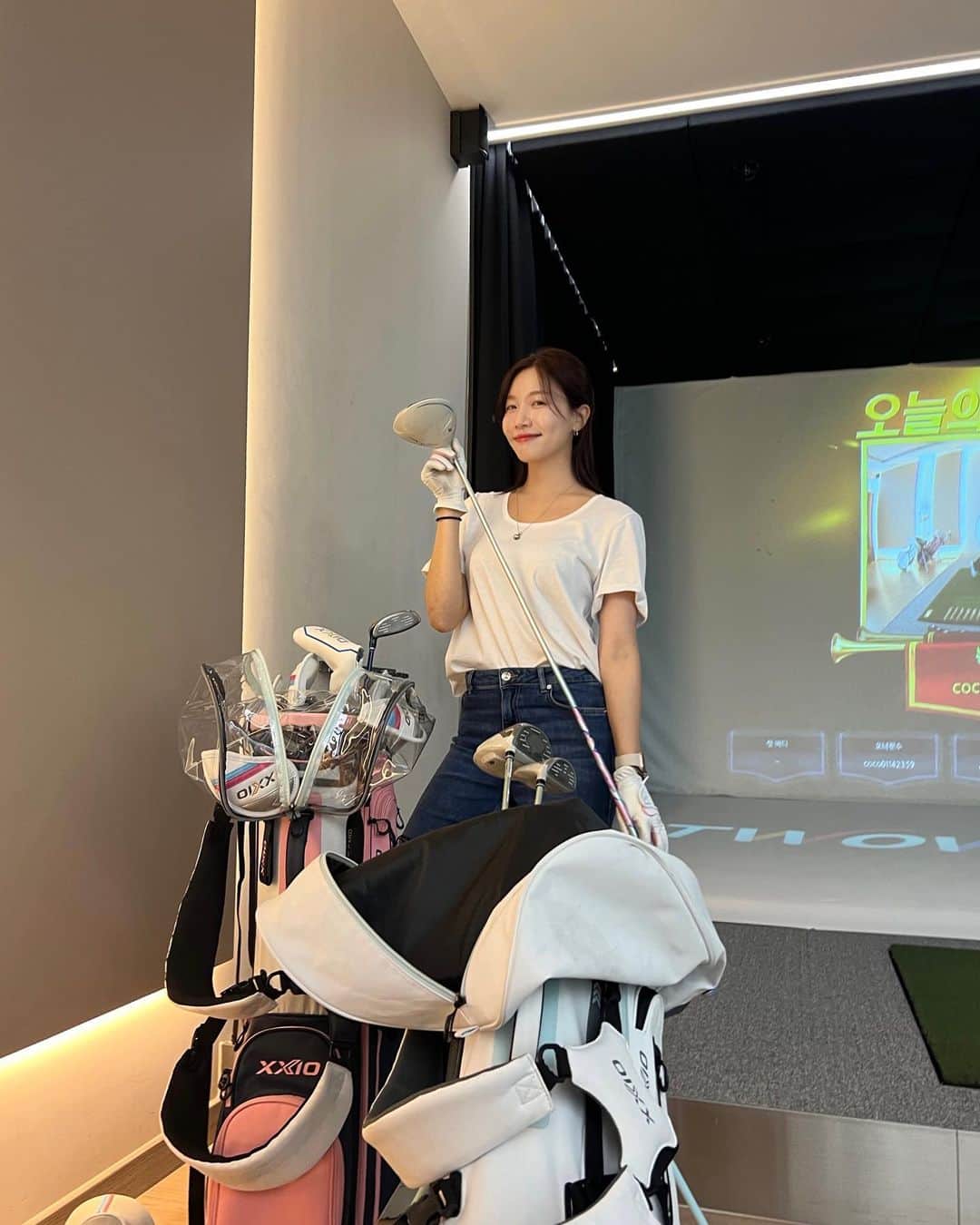 ソヨンのインスタグラム：「첫 스크린 골프, 람보웅니랑 주희웅니랑🥰 @xxio_korea」