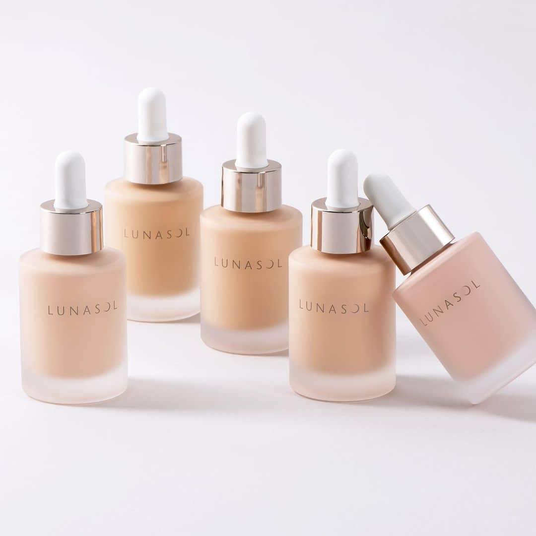 ＬＵＮＡＳＯＬのインスタグラム：「2023.9.22 NEW COLOR OIL SERUM ⁡ ・乾いた肌にも瞬時になじむ 色ムラや毛穴をカモフラージュしながら、明るくつややかに見せ、 化粧感を感じさせにくい仕上がり。均一感とやわらかな印象が持続します。 ⁡ ・つけている間中続くうるおい感 オイルが肌を包み込み、うるおいを一日中*キープ。  ⁡ *朝塗って夕方落とすまで ⁡ #makeup#basemakeup#カラーオイルセラム#オイル美容液ファンデーション#BEAUTY#LUNASOL#ルナソル」