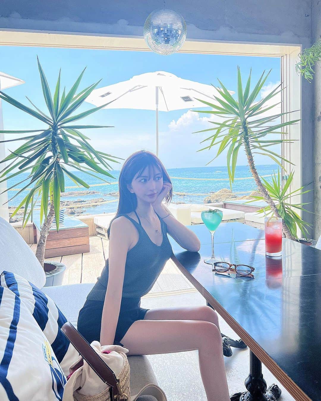 のインスタグラム：「夏の思い出in葉山🌞  @underthepalmo.jp 🌴✨  森戸店と葉山マリーナ店の2店舗はしごしたよ💃🍹  どちらも違った雰囲気でご飯も美味しくて 最高だった🥰🥰✨  また行きたいっ💗💗  #葉山#リゾート#海#夏の思い出」