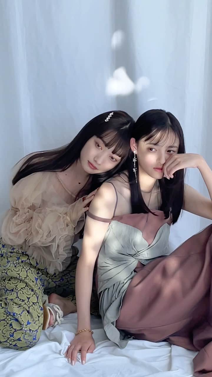 新野尾七奈のインスタグラム：「KIRAGE撮影にゆりほちゃんと行ってきた🛁♡ キラージュから新発売する 「キラージュ　デュアルエフェクト　ヘアミスト」 色が紫と二層になっていてキュート♡ このヘアミストでキラめくうるツヤ髪へ🪷💫✨  #KIRAGE #キラージュ #KIRAGEアンバサダー #天使の生ツヤリング #gifted #ヘアミスト  👗　@eimyistoire_official @pariskids_harajuku @ma_minette__ @lillilly_official @cereal.33 @phthalo_jewelry @liquem.tokyo」