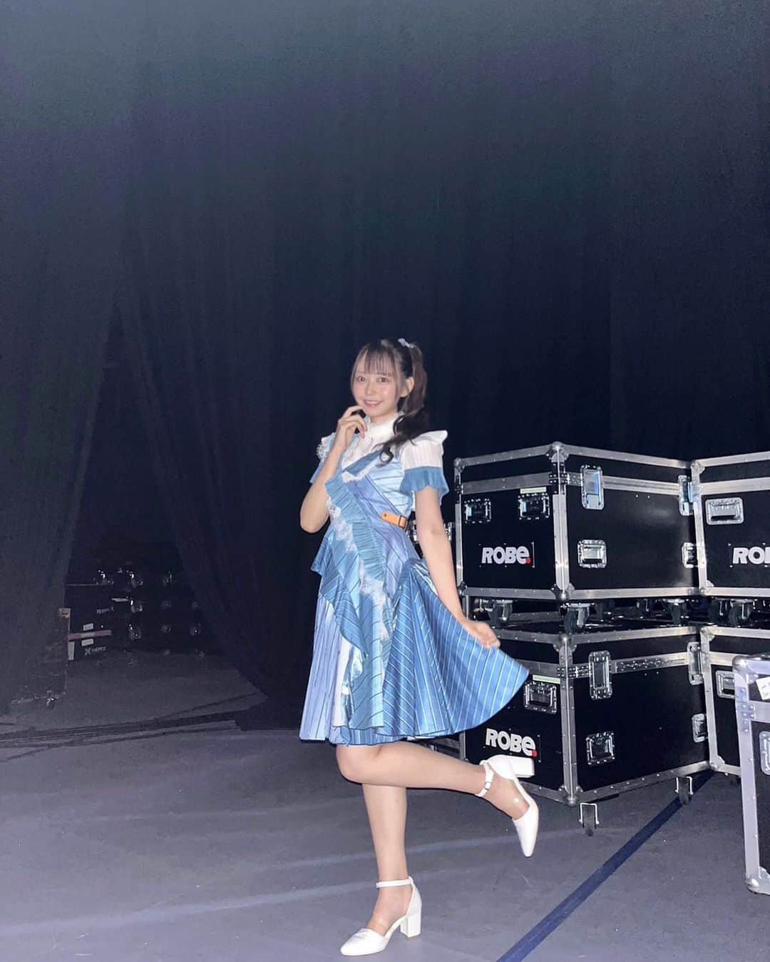 大盛真歩のインスタグラム：「💎  本番前のステージ裏にて📷 マネージャーさんが撮ってくれました︎︎︎︎︎☺︎  写真撮るの上手すぎて数枚だったのに全部いい感じだった〜🎤♡ 有難いです🙇🏻‍♀️   #アイドル  #フェス  #衣装  #全身  #フラッシュ  #instagood  #instadaily  #photo  #idol」