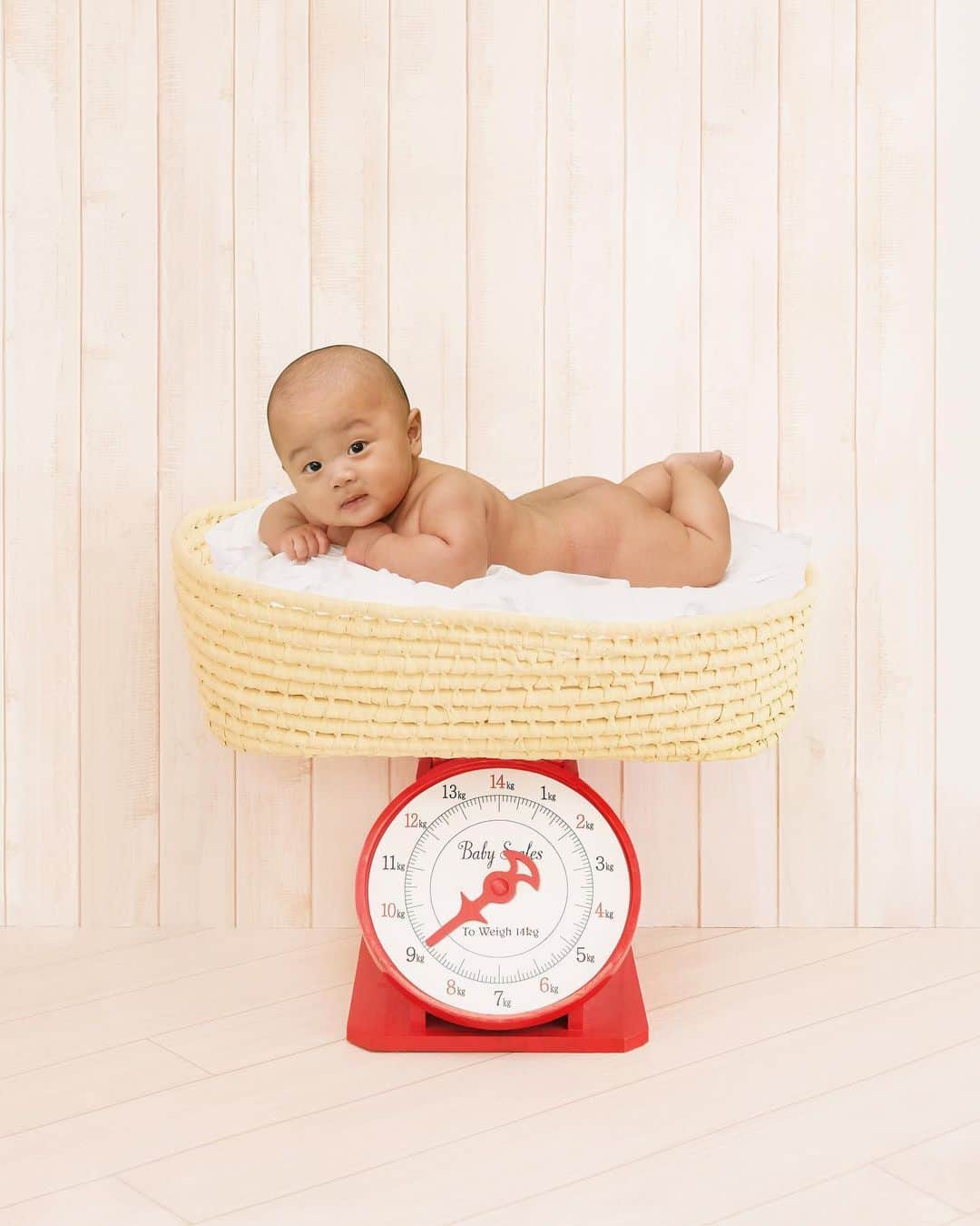 CHOCOのインスタグラム：「可愛すぎて本当困っちゃう😩💕🫶🏻 ぜーんぶまじ超かわえぇ。こんなん選べまてん🤦🏼‍♀️💕  #百日祝い #赤ちゃん#9キロ #裸ん坊」