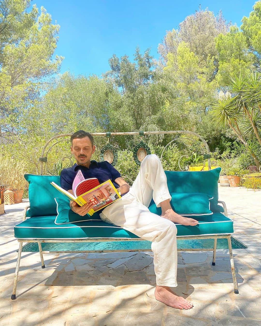 マシューウィリアムソンのインスタグラム：「INSIDE LIVING BRIGHT   I wrote the introduction and Michelle Ogundehin expertly wrote the forward. I’ve admired her writing for a long time so its great to now read how she sees my work.   A chapter called “My colour Journey” follows next. It’s an autobiographical look at pivotal moments in my life which have joined up to form my creative career and body of work to date.   Next is a chapter called “Find your style” which aims to do exactly that. It’s an exercise I use often with clients to cut out all the noise, overload of imagery and focus entirely on what it is that YOU love.   The remainder of the book ( 7 chapters ) is a collage of images of all the interior design projects I’ve worked on since leaving fashion in 2016 and the homeware products I’ve designed. I thought it was important to keep the book personal and not be tempted to pad it out with images of other peoples work.   Since I’m known mostly for my use of colour, each chapter focuses on a specific colour that I use often. I’ve also written about each colour, what it means to me, it’s origin and how I like to use it in interiors. Inspired by my daughter Skye, the colour chapters also neatly echo the colours of the rainbow and she’s very happy about that!  It’s not a book about the science or the theory of colour but more about the art of colour as an expression of ourselves and how I use it to live life bright! I really hope the book sparks a few ideas for you and that you enjoy it as much as I’ve enjoyed creating it.」