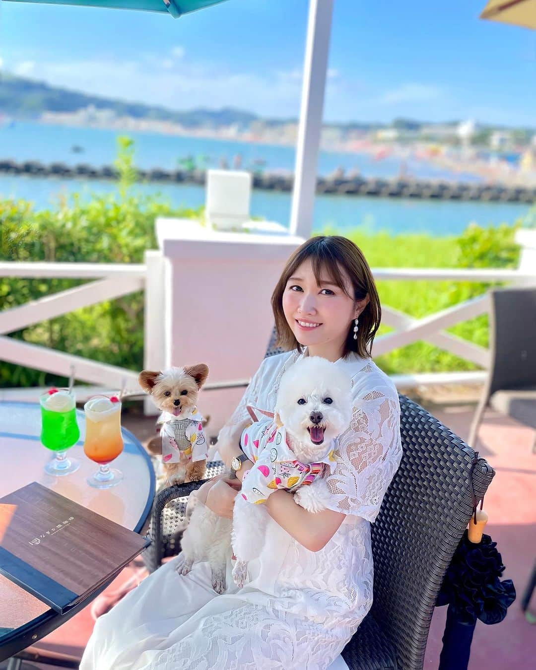 浦野一美のインスタグラム：「#夏の思い出 𓇼‪‪✩.*˚  わんこも一緒に行ける人気カフェ𓂃𖠚ᐝ ‬ 逗子のなぎさ橋珈琲にて  お食事メニューもリーズナブルで、 美味しかったし、カフェメニューも豊富♡  テラス席はわんこOKなので、 ちゃるぱぴも一緒に行けましたᕷ·͜· ︎︎︎♡ お水やお水入れもありました👍  この日は海開きで、今程暑くなかったけれど 流石に真夏はキツいかな🐶💦  忙しい中でも、 出産前に色々なところへ連れて行ってくれる マイラブさんに感謝🥹🤍  ⋆┈┈┈┈┈┈┈┈┈┈┈┈┈┈┈⋆ 🚩 逗子のなぎさ橋珈琲 🚃JR逗⼦駅 / 京急逗⼦・葉⼭駅  徒歩20分 ⏳7:00〜22:00 モーニング L.O. 11:00 ディナー L.O. 21:30  ⋆┈┈┈┈┈┈┈┈┈┈┈┈┈┈┈⋆ #yokohama #横浜デート #ドッグカフェ #ドッグラン #犬とお出かけ #犬と遊ぼう #愛犬 #わんこ #トイプードル #トイプー #toypoodle #いぬすたぐらむ #ちわぷー #妊娠  #妊娠中 #妊娠後期 #プレママ #初マタ #初マタニティ #高齢出産 #マタ旅 #高齢妊婦 #マタニティライフ #maternityCinDy  #デート #デートスポット #デートプラン #逗子デート #逗子」