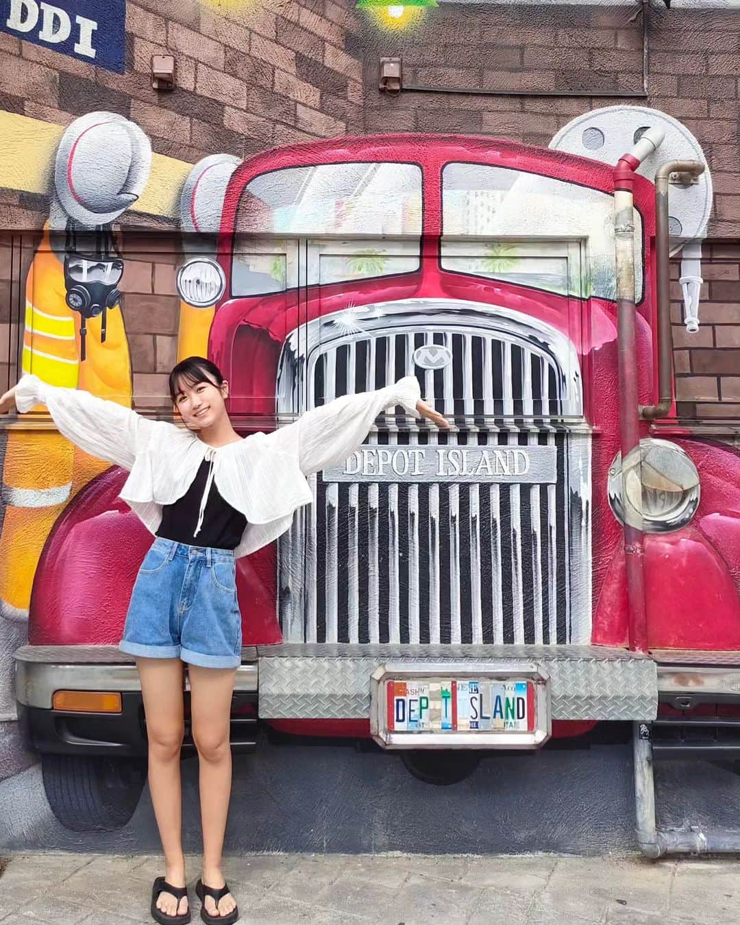 西川実花さんのインスタグラム写真 - (西川実花Instagram)「大きな車！！🚘 #08#jc3#ljc#モデル志望#女優志望#沖縄#okinawa#アメリカンビレッジ」8月30日 21時45分 - mika_nishikawa_