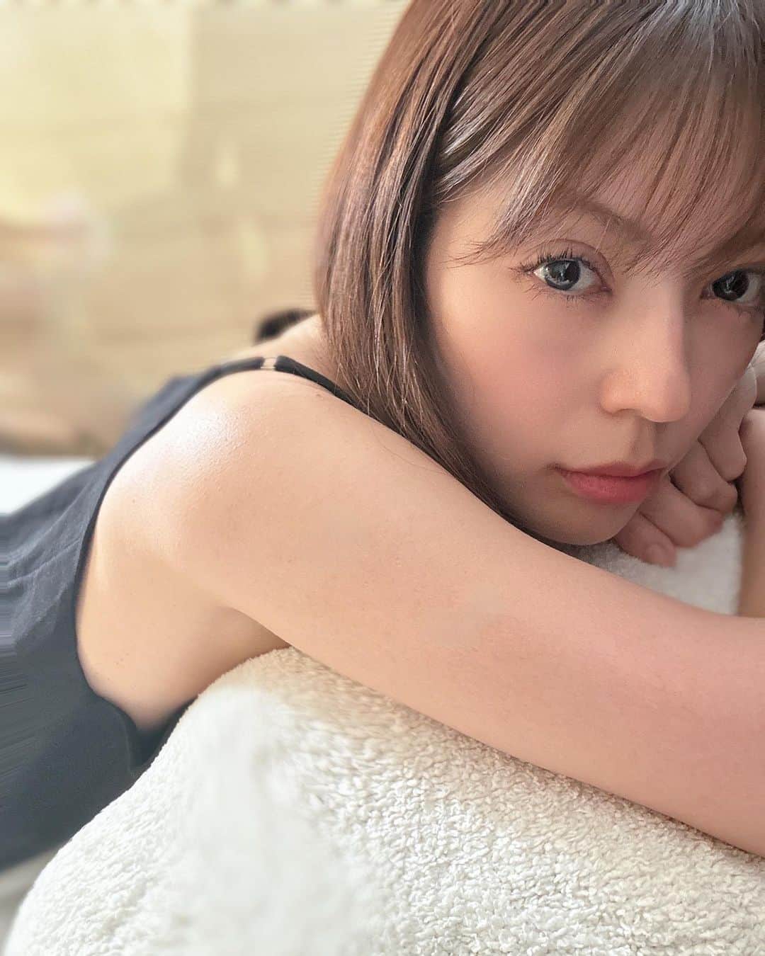 香川絵馬のインスタグラム：「. 心が満たされているというのは 本当に大切だな。と。  だから 自分は何で満ちるのか 自分自身が知っていてあげることは、さらに大切。  私の心が満たされる時は…秘密です☺️✨  お写真は 前髪…伸ばすか切るかほんとーーに迷う。 という感じの。」