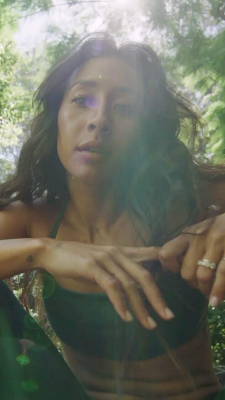 ケリア・モニーツのインスタグラム：「Kelia x ROXY DROP 8 available now at @roxy video : @mattkuji」