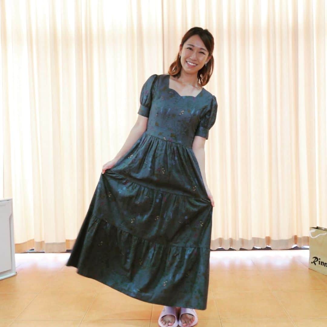 桜 稲垣早希さんのインスタグラム写真 - (桜 稲垣早希Instagram)「バンコクでオーダーメイドのワンピースを作ってもらいました😚 布屋さんで布を選んで仕立て屋さんに持って行ってデザインを伝えると素敵な服を作ってくれます☺️  日本でオーダーメイドというと敷居が高いですが、タイではこちら1500バーツ（約6300円）で仕立ててくれるので、これにの布代を合わせてもとてもリーズナブルです😊  デザインを考えるのも楽しいし、世界で1着の服を作れるしちょっとハマりそうです🎵  この工程はYouTubeで公開してますので良かったらご覧ください😊 #桜稲垣早希 #タイ移住 #オーダーメイド服 #バンコク #お仕立て #Rinna」8月30日 21時50分 - sakura_inagaki_saki