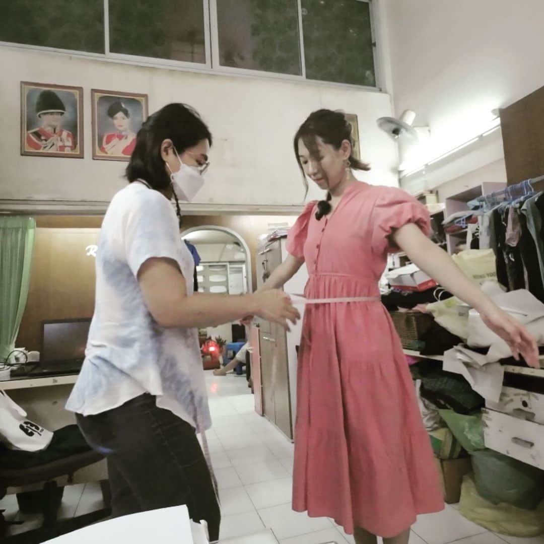 桜 稲垣早希のインスタグラム：「バンコクでオーダーメイドのワンピースを作ってもらいました😚 布屋さんで布を選んで仕立て屋さんに持って行ってデザインを伝えると素敵な服を作ってくれます☺️  日本でオーダーメイドというと敷居が高いですが、タイではこちら1500バーツ（約6300円）で仕立ててくれるので、これにの布代を合わせてもとてもリーズナブルです😊  デザインを考えるのも楽しいし、世界で1着の服を作れるしちょっとハマりそうです🎵  この工程はYouTubeで公開してますので良かったらご覧ください😊 #桜稲垣早希 #タイ移住 #オーダーメイド服 #バンコク #お仕立て #Rinna」