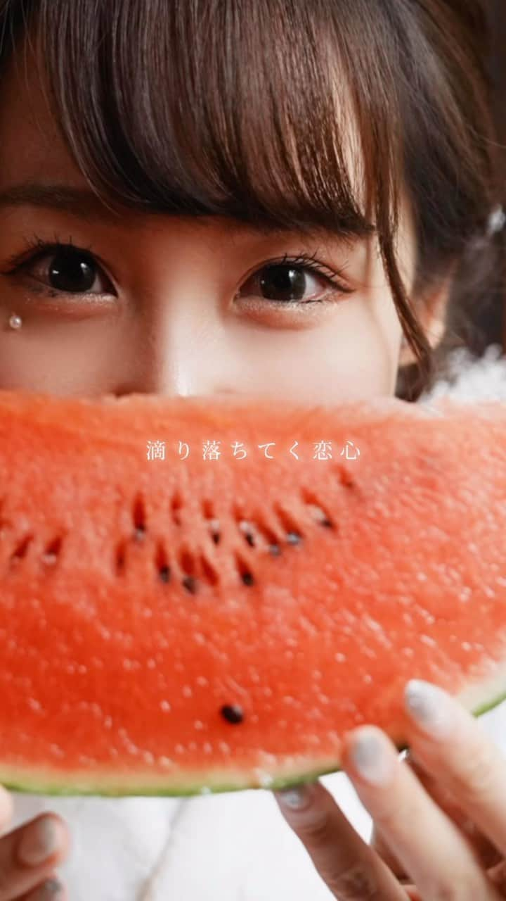 丸りおなのインスタグラム：「.  京都で泊まったお宿で 素敵な写真撮ってもらった🍉💚  夏だね〜！！！  ↓京の暮らしに出会える宿🏯 📍香柏　@kouhaku2018  着物レンタル&ヘアアレンジ 👘 @kyo_sakura  @kimono_kanazawa_yui   夏着物もヘアアレンジも可愛すぎました🙈💕  #ポートレート #ポートレート撮影 #スイカ #被写体 #着物 #夏着物 #夏着物コーデ #被写体モデル #着物レンタル #京都 #京都観光 #京都着物 #京都着物レンタル 被写体女子 #被写体依頼受付中 #撮影  #撮影依頼受付中 #写真で伝えたい私の世界 #フォトグラファー #portrait #good_portraits_world #instagood #hueart_life #lovers_nippon_portrait #pasha_magagine #kimono #kyoto #photography #丸りおな #和服 #着物ヘア」