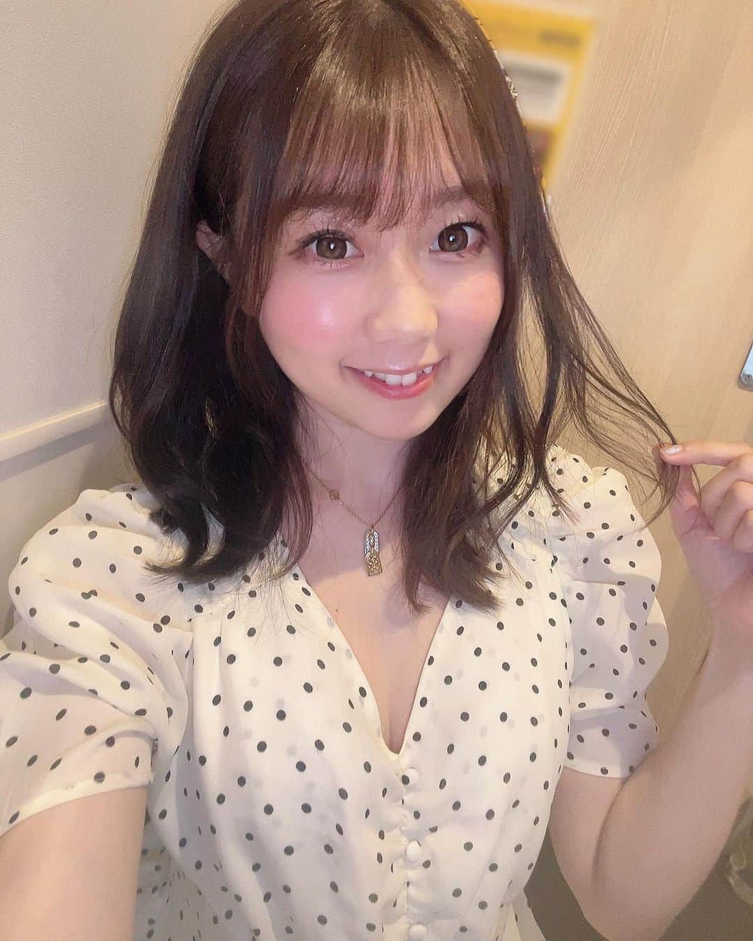 鈴乃八雲さんのインスタグラム写真 - (鈴乃八雲Instagram)「【報告】 髪の毛ばっさり切りました💇‍♀️ 3、4年ぶりくらいのミディアム✨ 変身すずのん！！！ 似合ってるかな？☁️ 新すずのん宜しくにゃん🐱🫶❤️✨  #ヘア #ヘアカット #ベアー #ヘアースタイル #ばっさり #ばっさりカット #ミディアム #ミディアムヘア #ミディアムヘアアレンジ #ミディアムアレンジ #イメチェン #イメチェンカット #newhair #newhaircut #newhairstyle #newhairstyles #カット #cut #haircut #hair #hairstyle #hairstyles #new #変身」8月30日 21時51分 - yakumo_suzuno