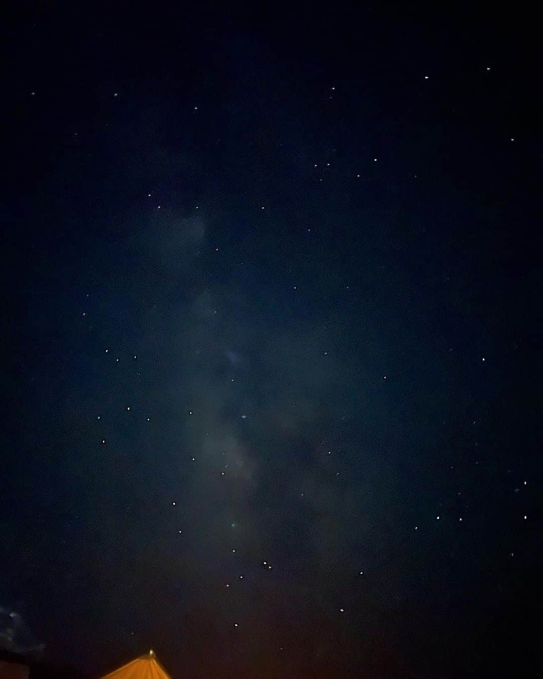 高橋有紀子さんのインスタグラム写真 - (高橋有紀子Instagram)「* 今年の夏も2泊で海キャンプ🏕️🌊 @campmanavis (千葉県館山市)  デリボーイちゃんで、憧れだった初めての車中泊🥹🚙 (天の川が綺麗すぎて、深夜まで眺めてたら 外で寝落ちしてたけど)  そしてゆいまるが海に積極的に潜れて、 水族館でしか見たことなかったような カラフルなお魚たちに沢山出会えて、 とにかく感動がいっぱいのキャンプだった🐠💙 @沖ノ島  《記録》 ⚫︎トイレはオートロックでかなり綺麗。 ⚫︎炊事場はお湯出る。 ⚫︎施設内に温泉・シャワーあり(有料)。 ⚫︎受付の売店が充実しまくり。 ⚫︎スーパーまで車で3分。 ⚫︎千里の風(温泉施設)まで車で5分。 ⚫︎海サイトの目の前はビーチボーイズのロケ地の 布良海岸だけど、遊泳不可🙅🏽‍♀️(水遊び可) ⚫︎シュノーケリングで魚がいっぱい観れる、 沖ノ島まで車で20分。 ⚫︎天の川が観れるほどの満点の星空🌌 ⚫︎子どもが遊べる遊具あり。 ⚫︎ゴミ捨て(指定袋)有料。 ⚫︎焚き火21:30まで、消灯22:00。 ⚫︎チェックイン13:00、チェックアウト11:00。  #camping #outdoor #snowpeak #coleman #gordonmiller #beach  #キャンプ #キャンプ飯 #アウトドア #デリボーイ #スノーピーク #車中泊キャンプ #コールマン  #ゴードンミラー #子連れキャンプ #ファミリーキャンプ #キャンプ場紹介  #キャンプマナビス #海キャンプ #館山  #ゆいまるの夏休み #初めて記念日 #布良海岸 #2023_8_20」8月30日 21時51分 - yukko816