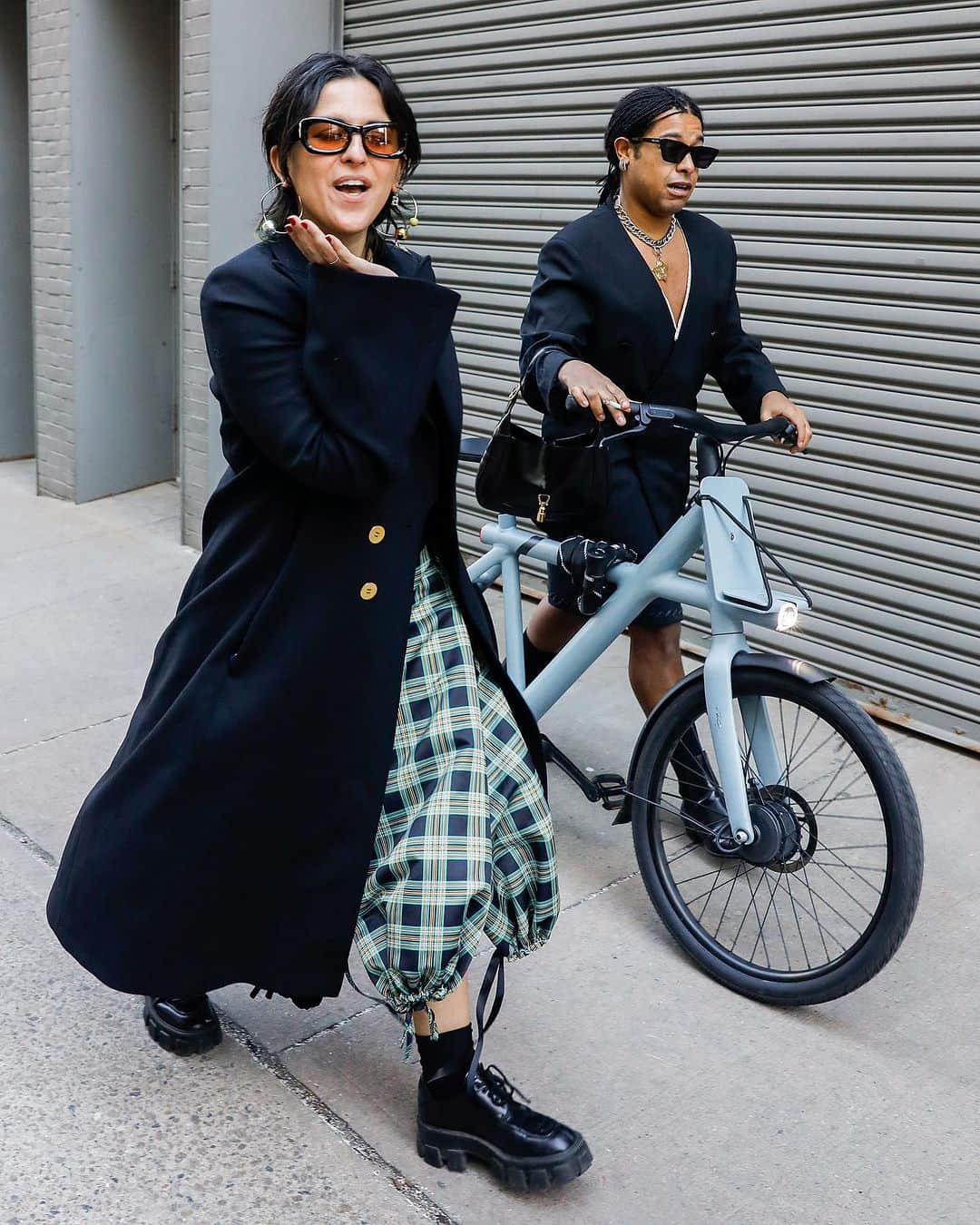 Lee Oliveiraさんのインスタグラム写真 - (Lee OliveiraInstagram)「A few weeks back, I crafted a post discussing the trend of attendees opting for bicycles as their mode of transport to fashion shows. The response was intriguing; while many found the concept quite appealing, others questioned the authenticity of the images – were they staged?  These attendees actively opt for biking, utilising the metro, or even walking, foregoing the conventional choice of commuting via cars.   It's important to note that not everyone indulges in luxurious black cars to navigate through the season; instead, some embrace a more sustainable approach, sidestepping the chaotic traffic synonymous with fashion week.」8月30日 21時53分 - leeoliveira