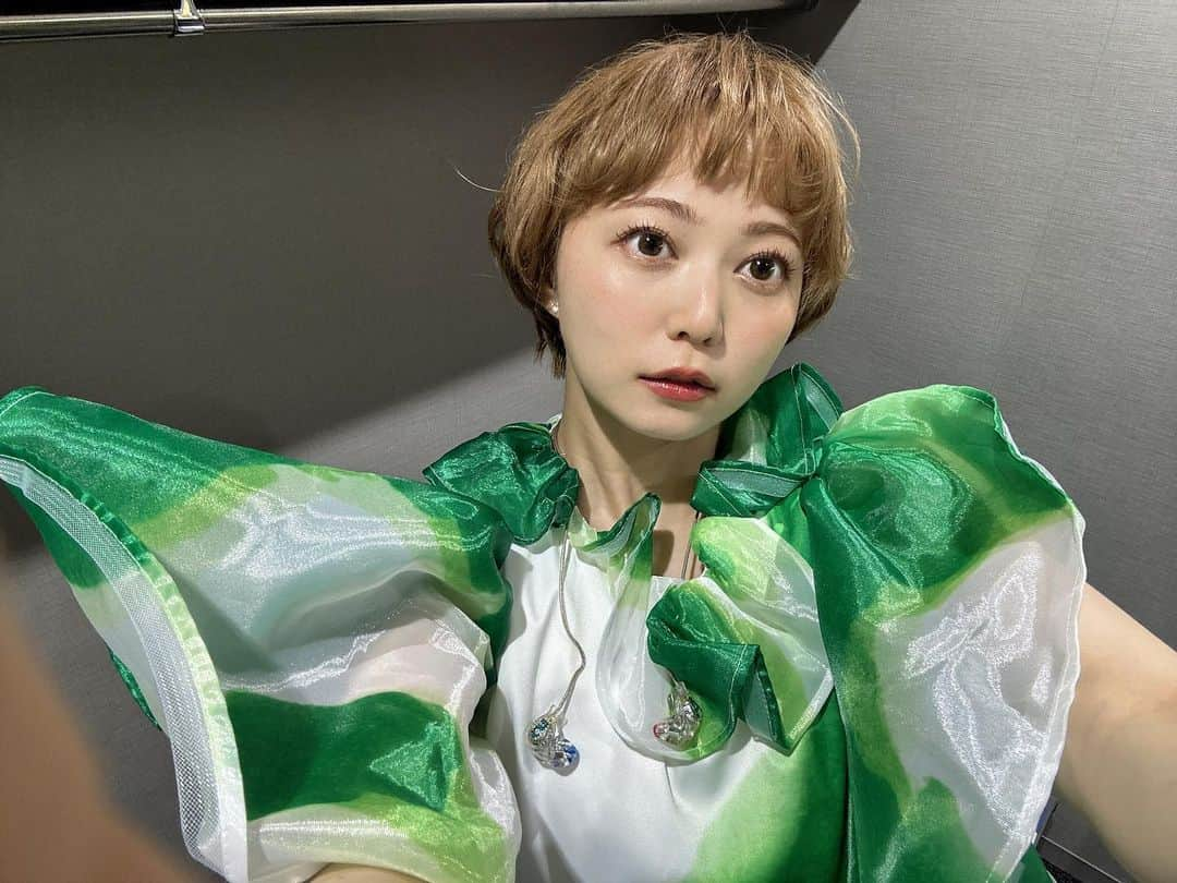 安本彩花のインスタグラム：「…  最近はパーマ風ヘアにハマっております🧑‍🦱💈  #私立恵比寿中学#エビ中#安本彩花 #丸顔ショートツヤツヤ笑顔担当   #パーマ#パーマスタイル #パーマ女子 #パーマショート  #ヘアアレンジ」