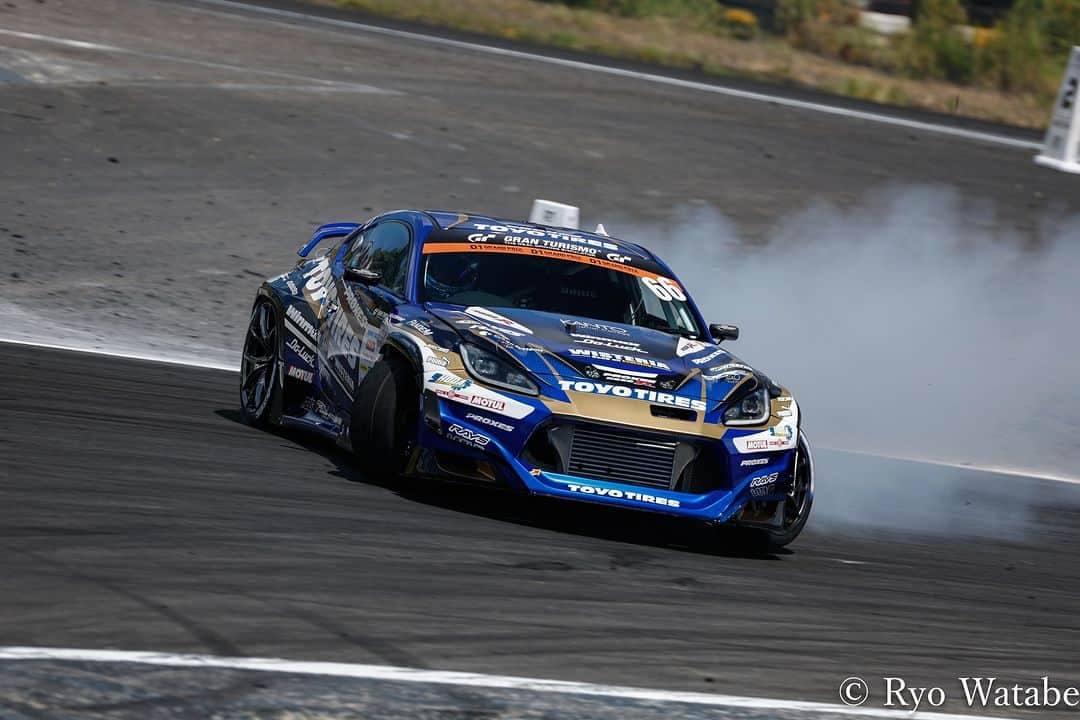 MOTUL Japanのインスタグラム：「【D1GP Rd.6 EBISU で藤野選手が優勝!!!】 . 8/27にエビスサーキットで開催されたD1 Grand Prix 第6戦でTEAM TOYO TIRES DRIFTの藤野 秀之選手が優勝!!! . 写真は藤野 秀之選手がドライブするTEAM TOYO TIRES DRIFT GR86!! . Motulはこの車両のハイパワーなエンジンとそれを受け止めるトランスミッションやディファレンシャルを内部からオイルでサポートしています。 . @teamtoyotiresjp  @wisteria180sx  Photo By: @ryographics  #Motul  #MOTULJapan  #PoweredByMotul  #D1GP  #D1GRANDPRIX  #wisteria #TEAMTOYOTIRES  #teamtoyotiresdrift  #teamtoyotiresdriftGR86  #藤野秀之 選手  #HideyukiFujino 選手  #GR86 #2jzgte  #2jzswapped #drift  #motorsport  #ドリフト」