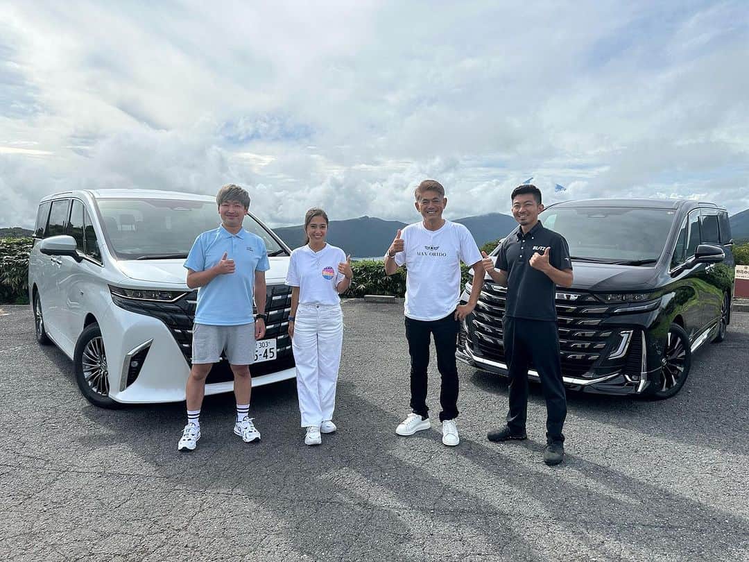 織戸学のインスタグラム：「TOYOTA  40型 アルファード ハイブリッドと ベルファイア ハイブリッド  executivelounge  乗り比べ  高速、 街乗り ワインディング  こんなにも  この2台は キャラクターが違うんだとビックリ‼️した。  詳しく YouTubeにて  @blitz_japan_official  @maaya_orido_559   MAX ORIDOでも アルファードの エアロパーツは 開発予定です。  とても楽しみ  #maxorido  #車のチャンネル」