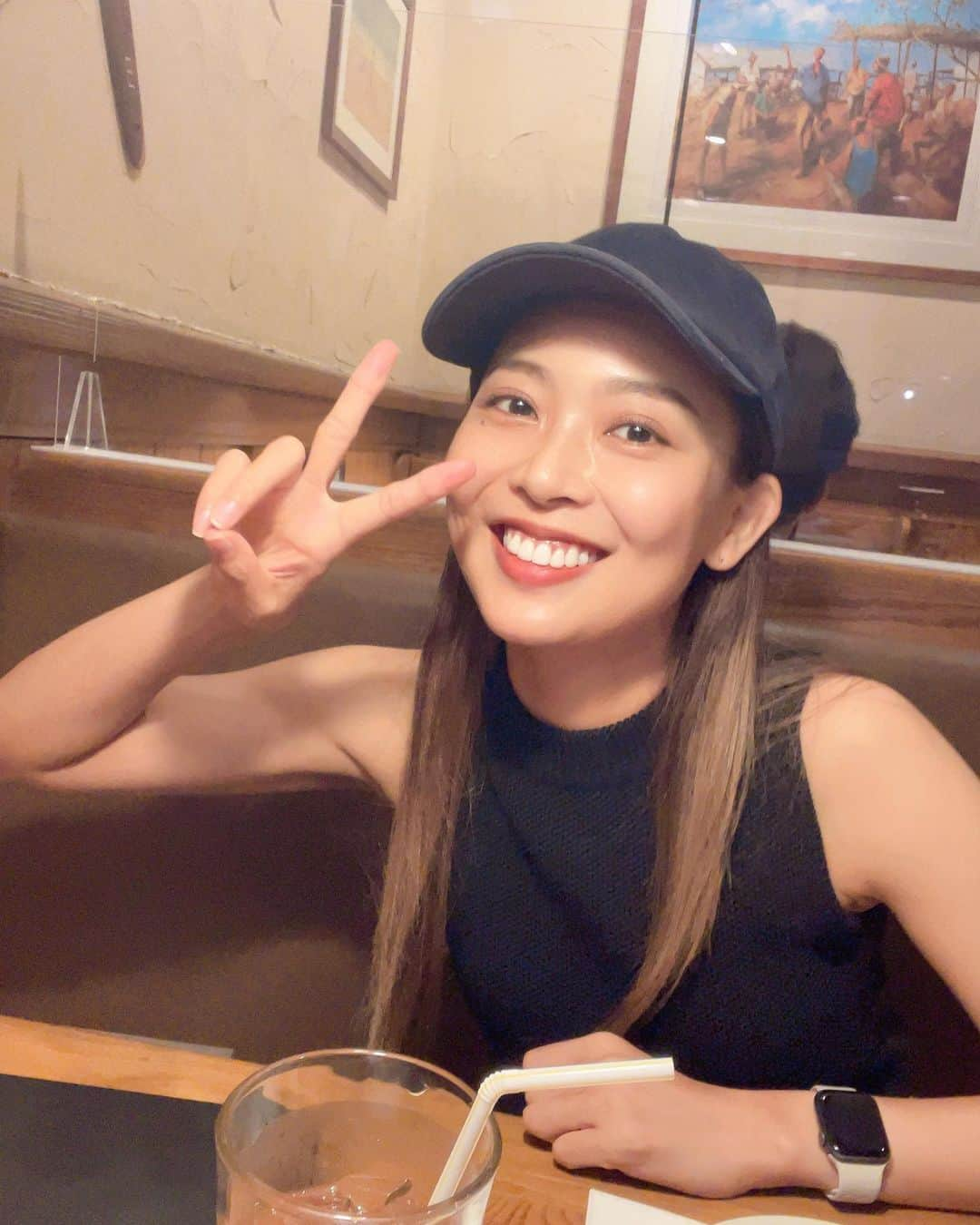 齊藤このみのインスタグラム：「ほんとだー この写真後ろの人の後頭部が ミッキーキャップに見える😂  普段からこのキャップかぶってたらやばい😂😂  でもそれもいいじゃん！  友達が教えてくれたよ！ 着眼点のおもろい友達が多くて幸せ人生！！！  #ディズニーコーデ」