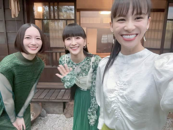 西脇綾香のインスタグラム：「水10ドラマ“ばらかもん” 現場で大興奮！ ただのミーハーPerfume👩🏼👱🏻‍♀️👩🏼‍🦱  #ばらかもん #perfume #prfm #ミーハーPerfume」