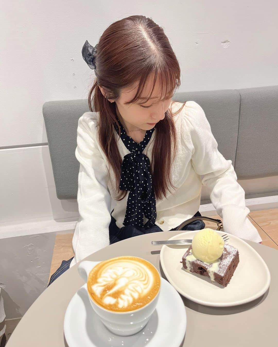 瑞季のインスタグラム：「.  ☕️🍨👀    #coffeetime #cafe」