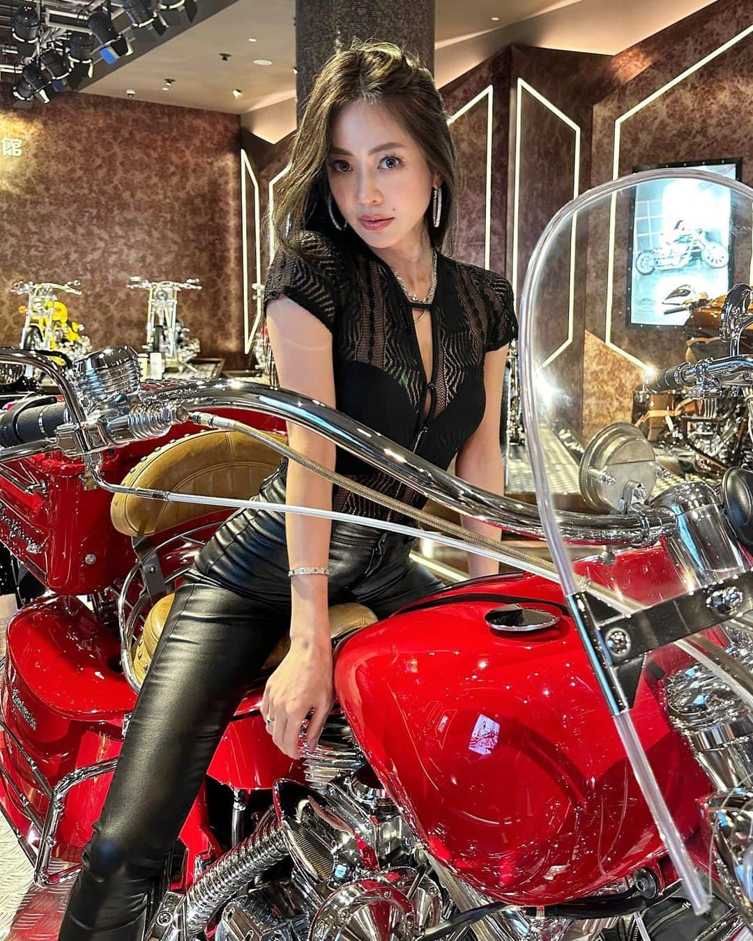 松岡李那さんのインスタグラム写真 - (松岡李那Instagram)「Go for a Ride ?☺️Bike Lover❤️🏍️  #streetsteelmotorbikegallery #macau #motorbike #customizemotorbike #macaugallery #Kampek #Paradisemacau #澳門 #鐵赤道 #機車 #澳門景點 #motorcycle」8月30日 22時01分 - linahxoxo