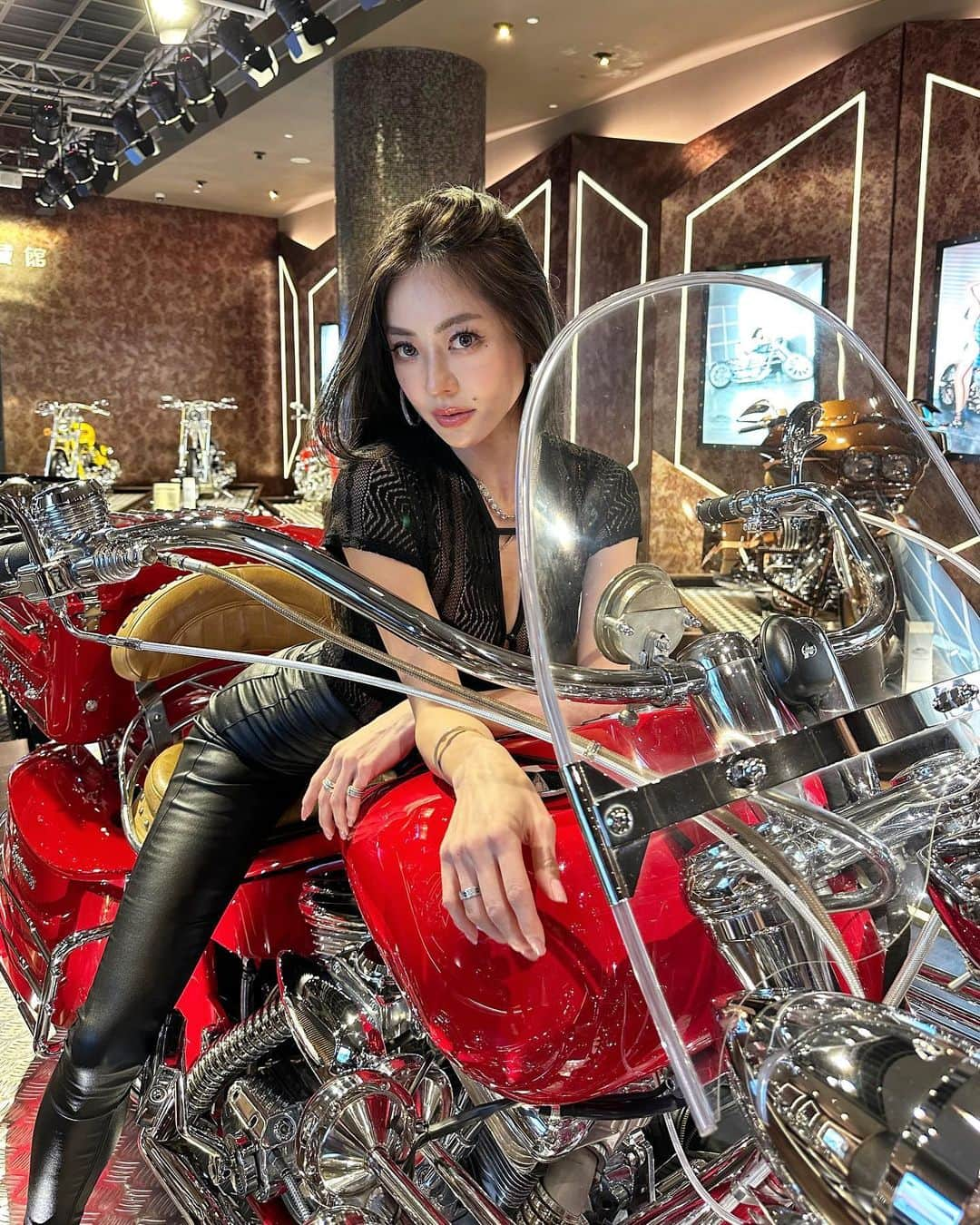 松岡李那さんのインスタグラム写真 - (松岡李那Instagram)「Go for a Ride ?☺️Bike Lover❤️🏍️  #streetsteelmotorbikegallery #macau #motorbike #customizemotorbike #macaugallery #Kampek #Paradisemacau #澳門 #鐵赤道 #機車 #澳門景點 #motorcycle」8月30日 22時01分 - linahxoxo