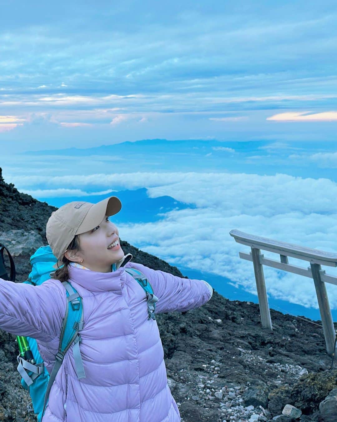 渥美友里恵さんのインスタグラム写真 - (渥美友里恵Instagram)「富士山🗻✨ ⁡ 先日富士山に登ってきました！ これはこれは、もう一生の思い出です。 ⁡ 登って良かった〜！と今だから思えるけれど、登山の最中はとんでもないチャレンジをしてしまったと 少しばかり後悔もしました、辛すぎて😂 ⁡ 5.6合目は高山病予防の為にも、友だちと話しながらだったら意外とサクサク登れて、重いと思っていたザックも、キャディバックを背負ってゴルフ場を駆け巡っていた大学時代と比べるとまだ楽かもと思える余裕さえありました⛳️ でも7合目が終わると元祖7合目が出てきて意気消沈… 上を見上げると、当たり前だけどまだまだ道は続いてて、 挙げ句の果てに8合目は岩場が広がり、もはやロッククライミング状態で登っていました。笑 9合目についてやっと夕食🍽️ 山小屋から見えた夕焼けはずっと見ていたいと思うほどに 澄んでいていて、月なんかはもう届くんじゃないかという近さに半日の疲れはちょーっとだけ飛んでいきました🌕 ⁡ そして真夜中に山頂へ。 富士山のてっぺんから見た雲海は、本当に本当に感動ものでした。いつも飛行機や新幹線から見ていた富士山にいるの！？って不思議な感覚と、ここまで頑張ってよかったと心から思えたものです☁️ ⁡ 下山は辛すぎて辛すぎて、記憶がありません。笑 景色を楽しむ余裕もなく…家に帰りたい一心で降りていました🫠笑 膝はガクガクしているし、帰りのバスの時間が迫っていたので 最後はマリオのゲームみたいに、階段や岩場をもはや飛んでいました…🕹️ 帰ってこれて本当によかった。🥹 ⁡ ⁡ 想像以上の修行だったけれど、 自分の力でコツコツ頑張った先には必ず綺麗な景色が待っていることが分かった！ レベルアップしたような、強くなれた気がします。 これからも色々なことに挑戦できる自分でいたいです🫡 ⁡ 一緒に登ってくれた友だちに心からのありがとうと、 この日のためにランニングを頑張った自分におつかれさまを。笑　 走っていたおかげで無事に怪我なくてっぺんいけたよー！ 改めて健康な身体に感謝しました。 これからも運動がんばるぞー！ ⁡ ⁡ 絶賛今は人生最大の筋肉痛です、トホホ🙃 ⁡  #10枚目は奇跡の虹🌈 #富士山 #富士山登山 #山頂 #mtfuji #mtfujijapan #mtfuji_photo  #山登り#絶景 #雲海」8月30日 22時03分 - yurie_atsumi_