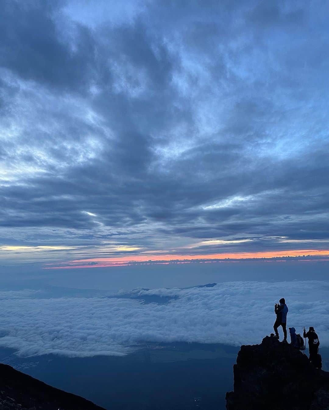 渥美友里恵さんのインスタグラム写真 - (渥美友里恵Instagram)「富士山🗻✨ ⁡ 先日富士山に登ってきました！ これはこれは、もう一生の思い出です。 ⁡ 登って良かった〜！と今だから思えるけれど、登山の最中はとんでもないチャレンジをしてしまったと 少しばかり後悔もしました、辛すぎて😂 ⁡ 5.6合目は高山病予防の為にも、友だちと話しながらだったら意外とサクサク登れて、重いと思っていたザックも、キャディバックを背負ってゴルフ場を駆け巡っていた大学時代と比べるとまだ楽かもと思える余裕さえありました⛳️ でも7合目が終わると元祖7合目が出てきて意気消沈… 上を見上げると、当たり前だけどまだまだ道は続いてて、 挙げ句の果てに8合目は岩場が広がり、もはやロッククライミング状態で登っていました。笑 9合目についてやっと夕食🍽️ 山小屋から見えた夕焼けはずっと見ていたいと思うほどに 澄んでいていて、月なんかはもう届くんじゃないかという近さに半日の疲れはちょーっとだけ飛んでいきました🌕 ⁡ そして真夜中に山頂へ。 富士山のてっぺんから見た雲海は、本当に本当に感動ものでした。いつも飛行機や新幹線から見ていた富士山にいるの！？って不思議な感覚と、ここまで頑張ってよかったと心から思えたものです☁️ ⁡ 下山は辛すぎて辛すぎて、記憶がありません。笑 景色を楽しむ余裕もなく…家に帰りたい一心で降りていました🫠笑 膝はガクガクしているし、帰りのバスの時間が迫っていたので 最後はマリオのゲームみたいに、階段や岩場をもはや飛んでいました…🕹️ 帰ってこれて本当によかった。🥹 ⁡ ⁡ 想像以上の修行だったけれど、 自分の力でコツコツ頑張った先には必ず綺麗な景色が待っていることが分かった！ レベルアップしたような、強くなれた気がします。 これからも色々なことに挑戦できる自分でいたいです🫡 ⁡ 一緒に登ってくれた友だちに心からのありがとうと、 この日のためにランニングを頑張った自分におつかれさまを。笑　 走っていたおかげで無事に怪我なくてっぺんいけたよー！ 改めて健康な身体に感謝しました。 これからも運動がんばるぞー！ ⁡ ⁡ 絶賛今は人生最大の筋肉痛です、トホホ🙃 ⁡  #10枚目は奇跡の虹🌈 #富士山 #富士山登山 #山頂 #mtfuji #mtfujijapan #mtfuji_photo  #山登り#絶景 #雲海」8月30日 22時03分 - yurie_atsumi_