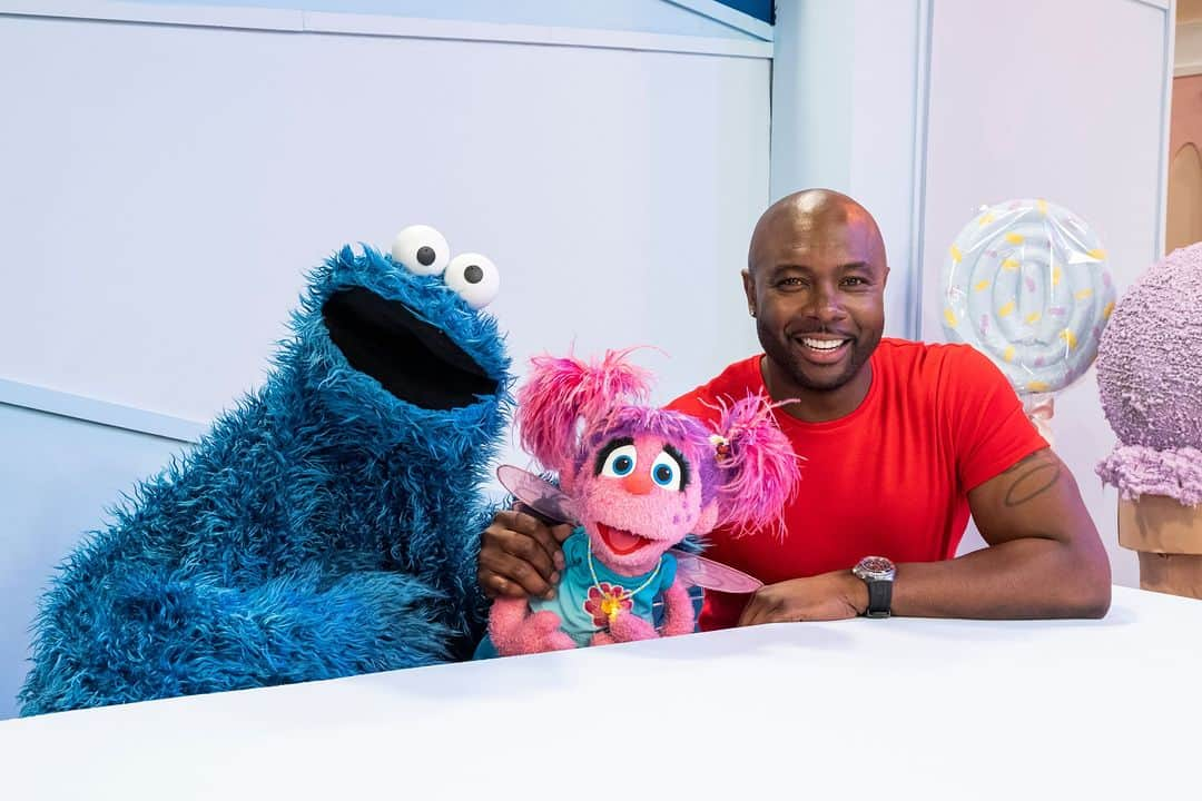 セサミストリートさんのインスタグラム写真 - (セサミストリートInstagram)「Will your favorite sweet treat be Cookie Monster approved? Find out during the #CookieMonstersBakeSale with @ChefEddieJackson available now on @StreamOnMax. 🍽️🍪」8月30日 22時03分 - sesamestreet