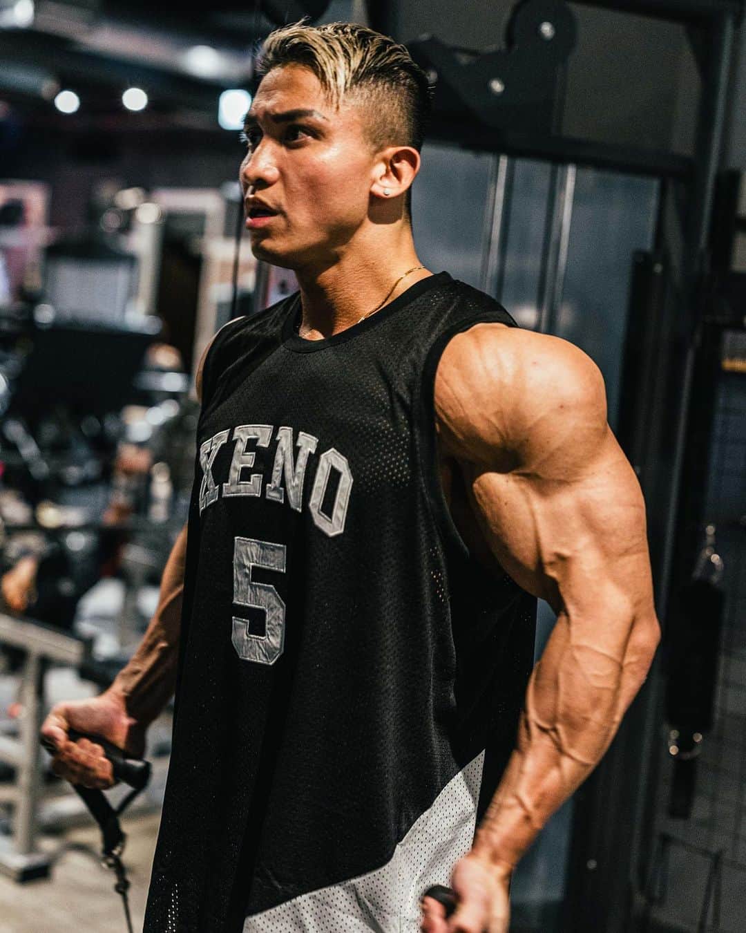 小池友仁のインスタグラム：「2023.08.30.22:00〜 NewRelease @xeno.fitnesswear   XENOの不動の人気No.1シリーズ、BULKING TANKと今回ステージで履いた、STAGE SHORTS各6色販売開始💪🔥  俺の今年の推しは黒紫🟣 お見逃しなく🔥  #XENO」
