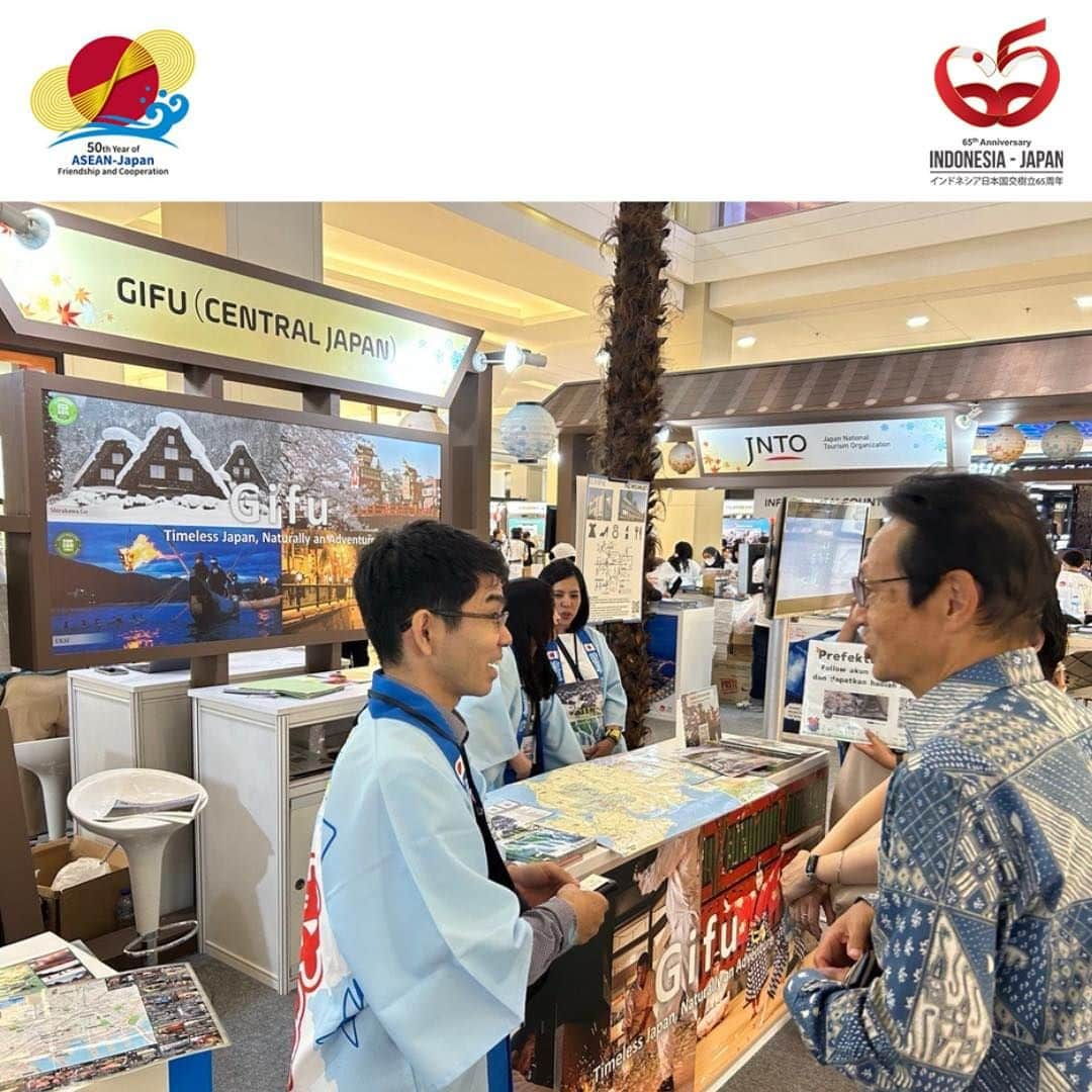 石井正文さんのインスタグラム写真 - (石井正文Instagram)「Pada tanggal 25 Agustus, saya hadir pada acara pembukaan Japan Travel Fair 2023 yang diselenggarakan di Kota Kasablanka.🧳✈️ Lebih dari 200.000 orang Indonesia telah mengunjungi Jepang pada paruh pertama tahun ini, angka tersebut telah mencapai 90% lebih dari jumlah pengunjung orang Indonesia yang pergi ke Jepang pada tahun 2019. 🎉 Saat ini di Jepang akan memasuki musim gugur dan kemudian musim dingin dimana indera perasa kita akan banyak dimanjakan. Pada kedua musim tersebut, banyak sekali yang dapat kita nikmati.  Saya berharap banyak orang datang ke Jepang dan menikmati kuliner hasil kekayaan laut dan bumi. 🇯🇵😊🙏🏻  8月25日、コタ・カサブランカでのジャパン・トラベル・フェア２０２３のオープニングセレモニーに出席しました。🧳✈️ 今年前半は２０万人超のインドネシアの方が日本を訪れており、これはコロナ前の２０１９年比で９０％以上の水準とのことです。🎉 これから日本は秋・冬の味覚の季節に入ります。沢山の方々に日本を訪れていただき、海と山の幸を味わっていただきたいと思います！🇯🇵😊🙏🏻  #65japanindonesia #65indonesiajepang #50aseanjapan #jepang #dubeskanasugi #wisatakejepang」8月30日 22時05分 - jpnambsindonesia