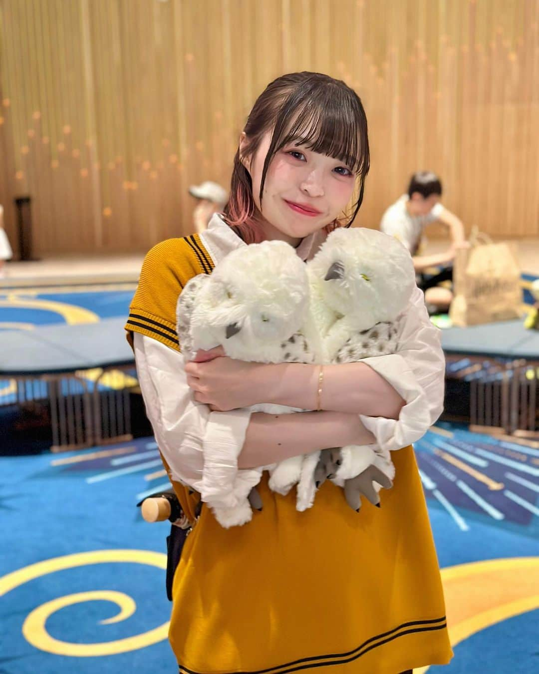 白井佑奈のインスタグラム：「🧹  ワーナー ブラザース スタジオツアー東京 ‐ メイキング・オブ・ハリー・ポッターに行ってきたよ〜😍    私なりの体験記をまとめていくよ✏️💗  今回はお土産屋さんについて！      *☼*―――――*☼*―――――*☼*    お土産屋さんはツアーの1時間前から行けるよ🙆‍♀️    この時に杖を買ったりローブを買ったり…ツアーへの準備が必須❣️    お腹がすいてる場合は隣にあるカフェでご飯食べられるけど、ツアー前はお土産屋さんを回るのがオススメかなぁ✨      ディズニーみたいに頭につけるカチューシャとかもあって、友達とオソロにするのもいいけど…  私は今回ヘドウィッグの帽子をチョイス🫶🦉    夏は暑かったです。笑      *☼*―――――*☼*―――――*☼*    続きはまたの投稿で💗     🏠 ワーナー ブラザース スタジオツアー東京 ‐ メイキング・オブ・ハリー・ポッター 📍豊島園駅 ⏰ 8:30~22:00(日により異なる)  ＊＊＊＊＊＊＊＊＊＊  お仕事依頼はDMへ💌💭 ＊＊＊＊＊＊＊＊＊＊      #ワーナーブラザーズスタジオツアー#ワーナーブラザーズスタジオツアー東京#ワーナーブラザーズスタジオツアーメイキングオブハリーポッター#ハリーポッター#ハリーポッタースタジオツアー#ハリーポッターカフェ#ハリーポッターコーデ#ハッフルパフコーデ#ハリーポッターコスプレ#ハッフルパフコスプレ#ハリポタツアー#豊島園#としまえん#東京お出かけ#雨の日デート#雨の日の過ごし方#tokyo#harrypotter#harrypotterworld#harrypotterstudio#harrypotterstudiotour#harrypotterstudiotourtokyo」