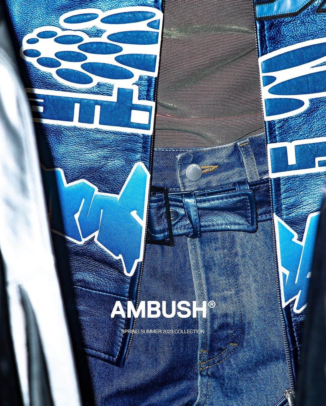 AMBUSHさんのインスタグラム写真 - (AMBUSHInstagram)「#AMBUSH SS23 MAIN COLLECTION LOOK 21  ALIEN SUNGLASSES LEATHER PATCH BOMBER RACER TANK TOP LEATHER CHAPS BI-COLOR DENIM GRAPHIC CHARM NECKLACE GRAPHIC RING 'A' WALLET CHAIN KNEE HIGH RAVE BOOTS」8月30日 22時08分 - ambush_official