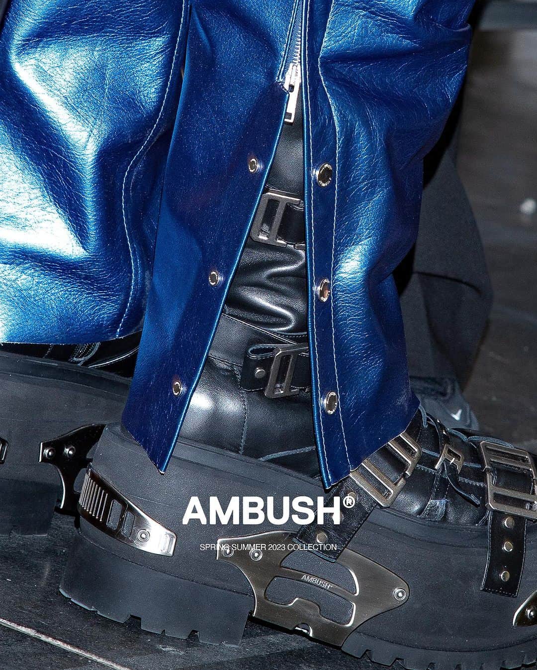 AMBUSHさんのインスタグラム写真 - (AMBUSHInstagram)「#AMBUSH SS23 MAIN COLLECTION LOOK 21  ALIEN SUNGLASSES LEATHER PATCH BOMBER RACER TANK TOP LEATHER CHAPS BI-COLOR DENIM GRAPHIC CHARM NECKLACE GRAPHIC RING 'A' WALLET CHAIN KNEE HIGH RAVE BOOTS」8月30日 22時08分 - ambush_official