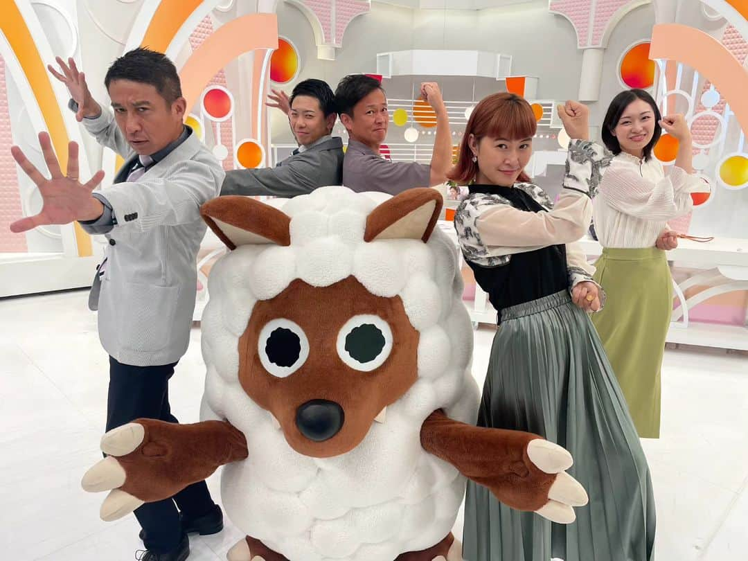 佐藤裕二さんのインスタグラム写真 - (佐藤裕二Instagram)「名駅のナナちゃんがプリキュア仕様になっているそうで、きょうはみんなでプリキュアポーズ。  佳菜子さん、さすが⛸！ ウルフィも、がんばった！ オジサンは、よ〜わからん😂😂😂  #村上佳菜子#フィギュアスケート #プリキュア#ふたりはプリキュア  #キュアホワイト#キュアブラック #名駅#ナナちゃん  #メーテレ#アナウンサー #アップ #あしたもいい日」8月30日 22時08分 - karaage_satou