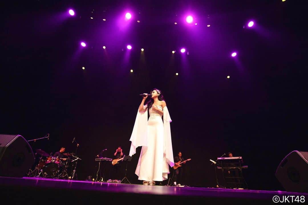 のインスタグラム：「It was, without doubt, one of the most unforgettable moments in my life. 🤍 • Terima kasih kak @yessikristianto , kak @amalbhaskara , bli @made_tian dan kak @agungmunthe bikin lagu2 yang kubawakan jadi makin indah dan hidup ✨ • Dan my sisters @nadilawantari23 @rona_ang @made.aurellia makasih udah mau nyanyi bareng bring back memories 🥹💗」