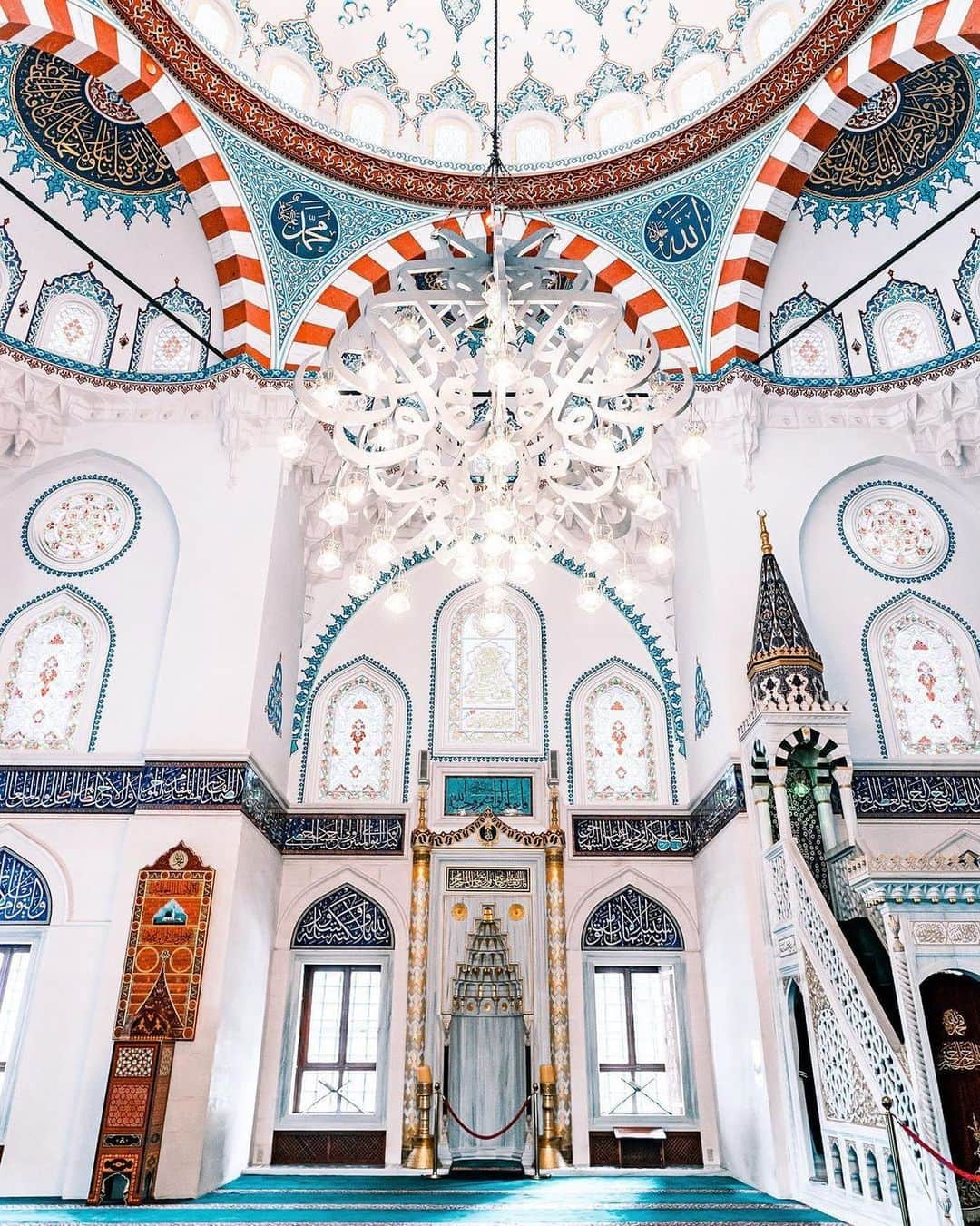 Promoting Tokyo Culture都庁文化振興部さんのインスタグラム写真 - (Promoting Tokyo Culture都庁文化振興部Instagram)「Tokyo Camii is the largest mosque in Japan 🕌 Dating back to 1938, it has served as a place of worship for Muslims for more than 80 years. Rebuilt in 2000, this stunning building offers a rare opportunity to experience Islamic culture, art and design in Tokyo.  -  渋谷区にある「東京ジャーミィ」は、モスクとして日本国内最大級の大きさを誇ります。 日本に住むトルコの方々の声によって1938年に設立されて以来、80年以上もの間​​イスラーム教徒の礼拝場の役割を担ってきました。 この美しい建築は2000年に建て替えられたものであり、東京でイスラームの文化や芸術を体感できる貴重な場にもなっています。  #tokyoartsandculture 📸: @shiifoncake  #tokyocamii #diyanetjaponya #東京ジャーミィ#代々木上原 #tokyotrip #tokyostreet #tokyophotography #tokyojapan  #tokyotokyo #culturetrip #explorejpn #japan_of_insta #japan_art_photography #japan_great_view #theculturetrip #japantrip #bestphoto_japan #thestreetphotographyhub  #nipponpic #japan_photo_now #tokyolife #discoverjapan #japanfocus #japanesestyle #unknownjapan #streetclassics #timeless_streets  #streetsnap #artphoto」8月30日 22時09分 - tokyoartsandculture