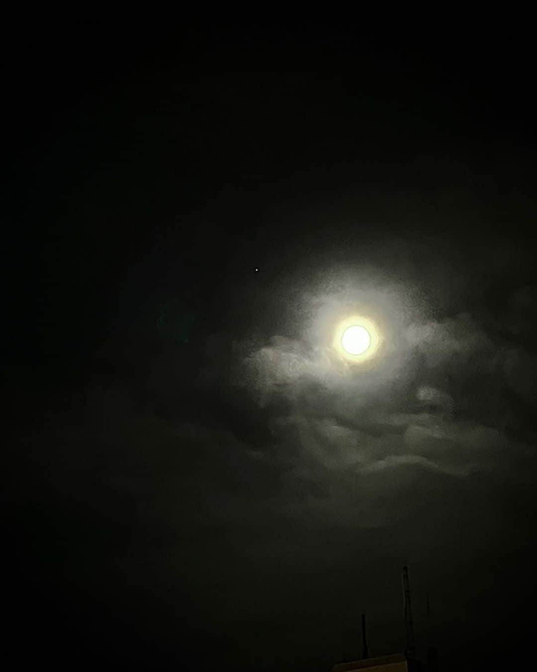 YURIのインスタグラム：「曇ってるけど 🌖🌗🌘🌑🌒🌓🌔 観てたらパワー感じる such a mystic beautiful moon  #bluemoon」